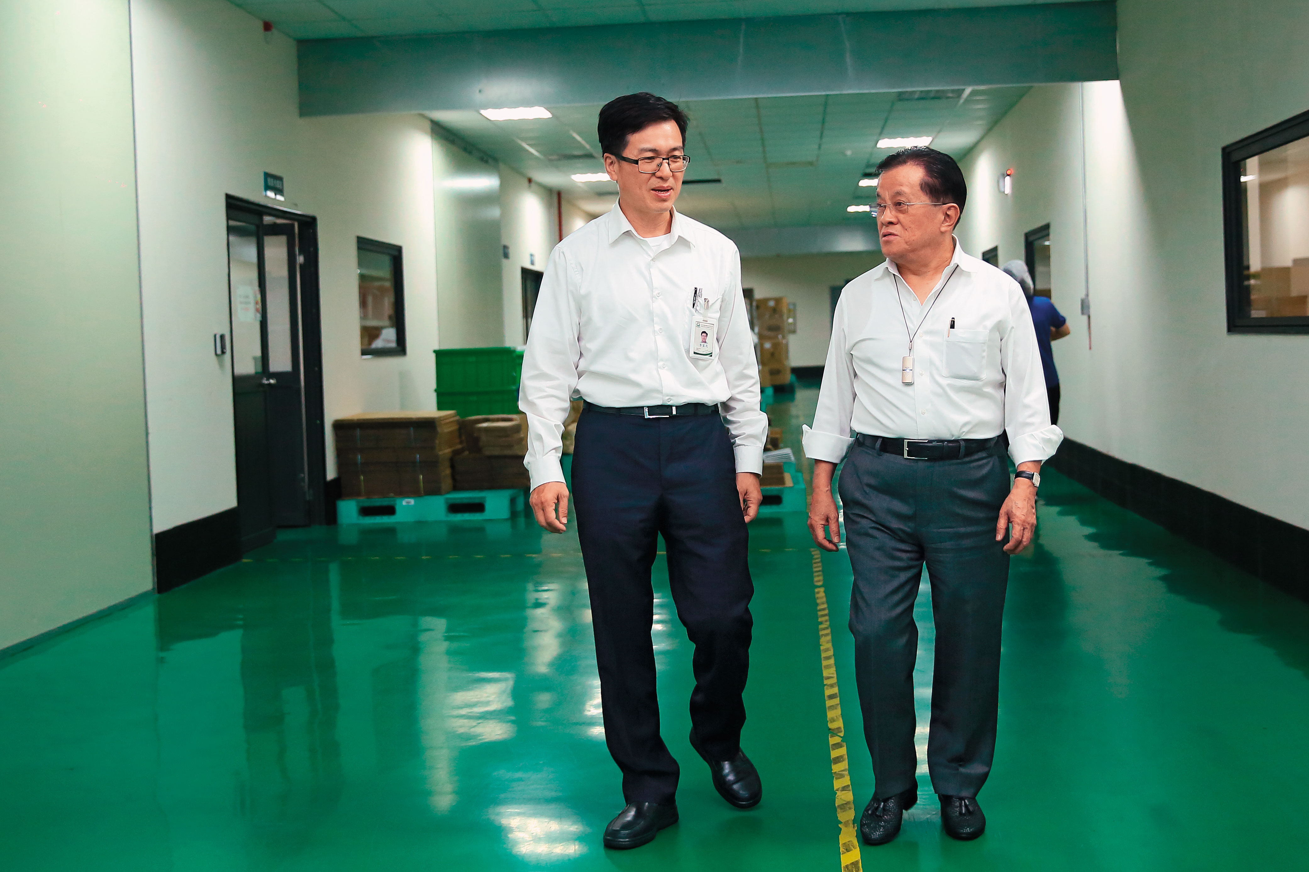 執行副總李家茂（左）與鍾仁（右）共事18年，亦師亦友的互動，讓李家茂從未想跳槽。