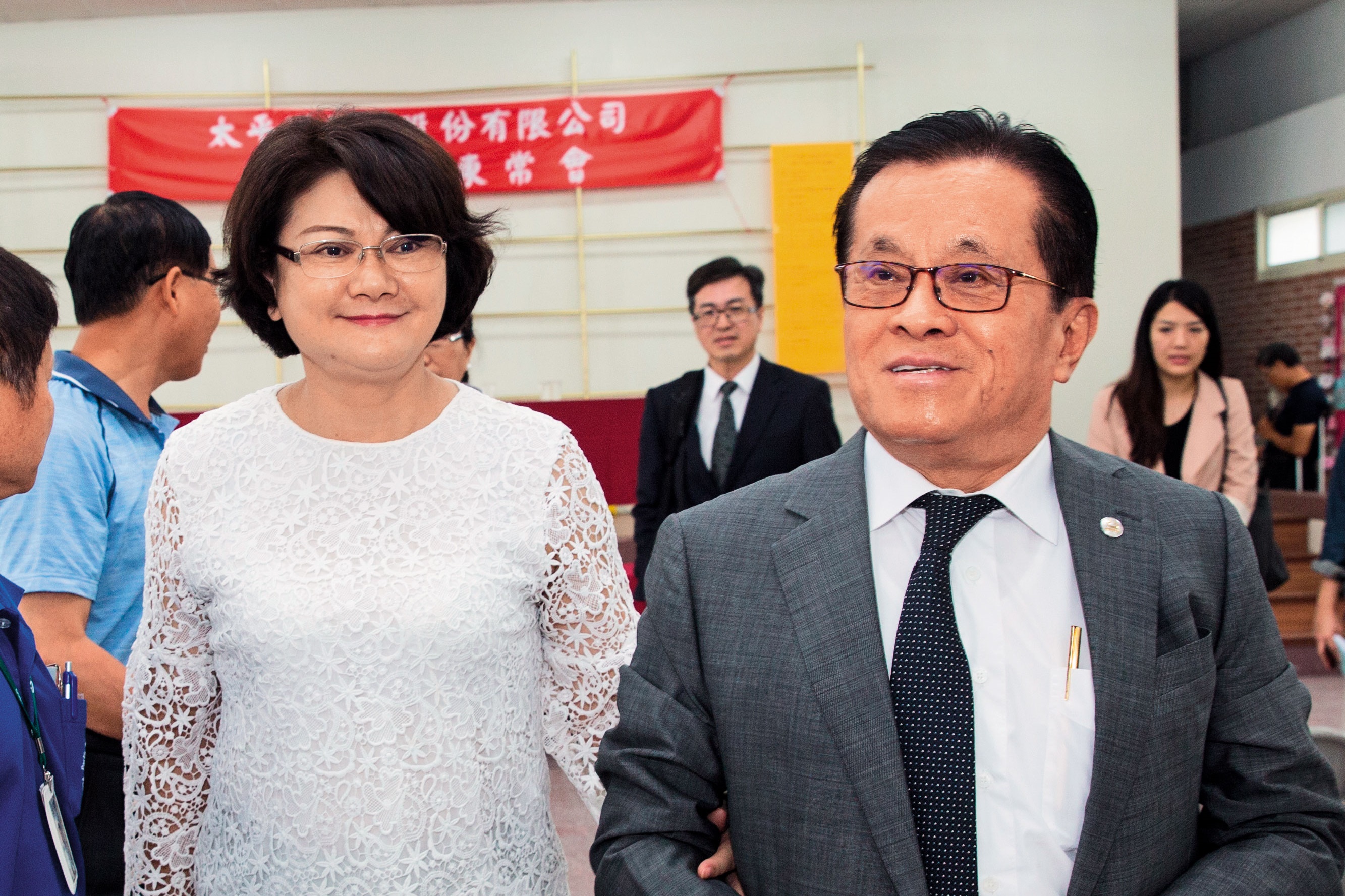 早期鍾仁（右）因業務常跑榮總，還娶了護理師張賢素（左），今年6月2人一起出席股東會。
