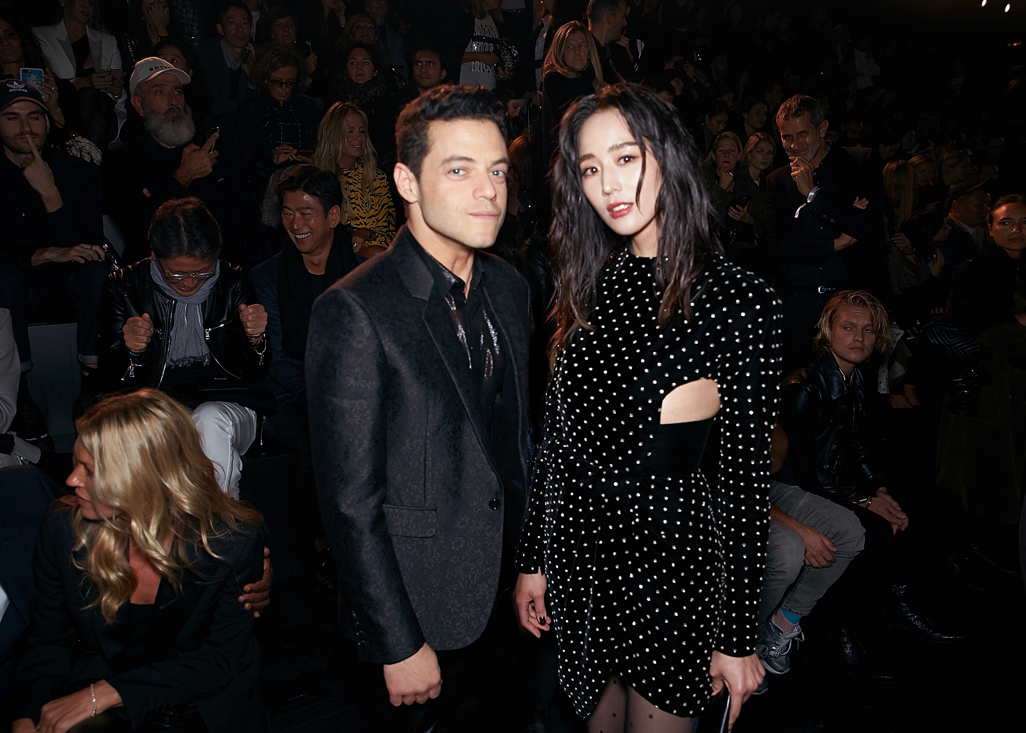 張鈞甯與奧斯卡影帝Rami Malek一同在巴黎鐵塔下，欣賞SAINT LAURENT 2020春夏大秀。（SAINT LAURENT提供）