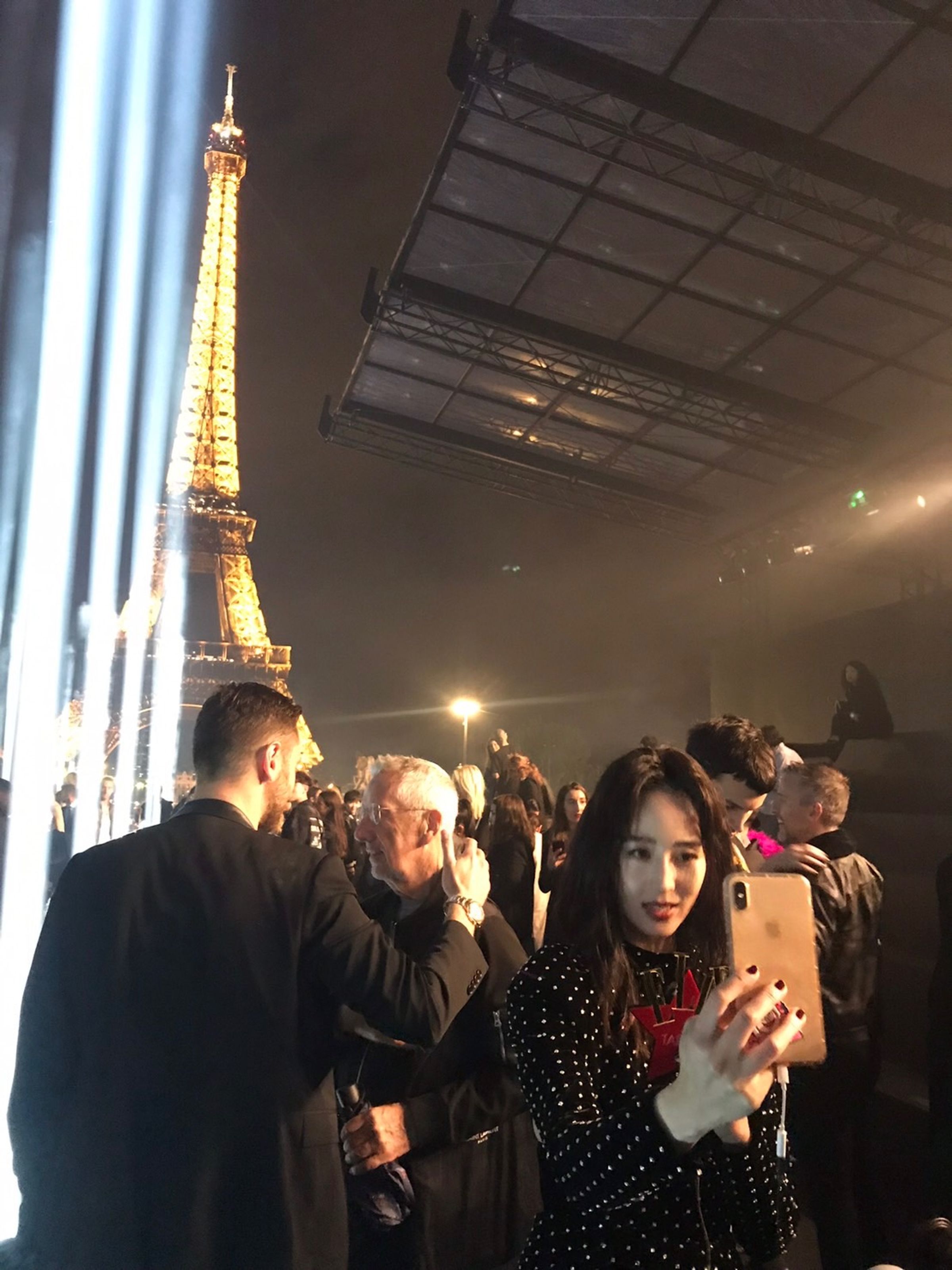 張鈞甯秀後與巴黎鐵塔一起玩自拍。