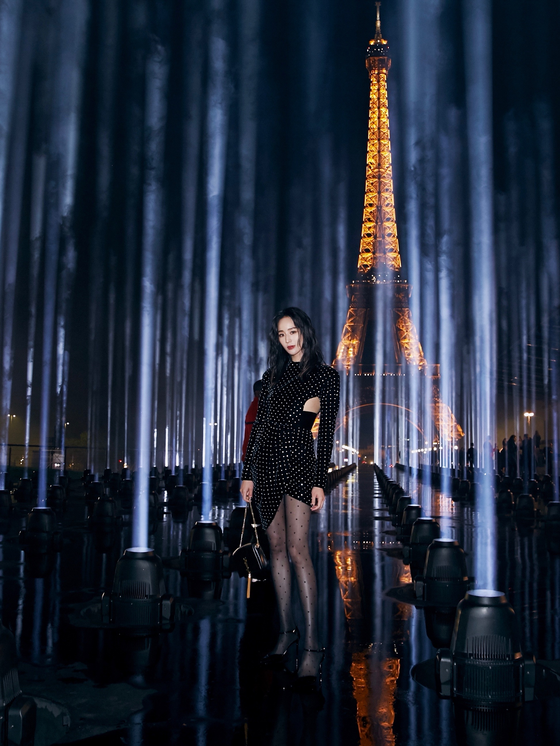 張鈞甯身穿SAINT LAURENT 2019秋冬秀款天鵝絨水鑽洋裝，大秀側腰與長腿，展現持續健身的好身材。（SAINT LAURENT提供）