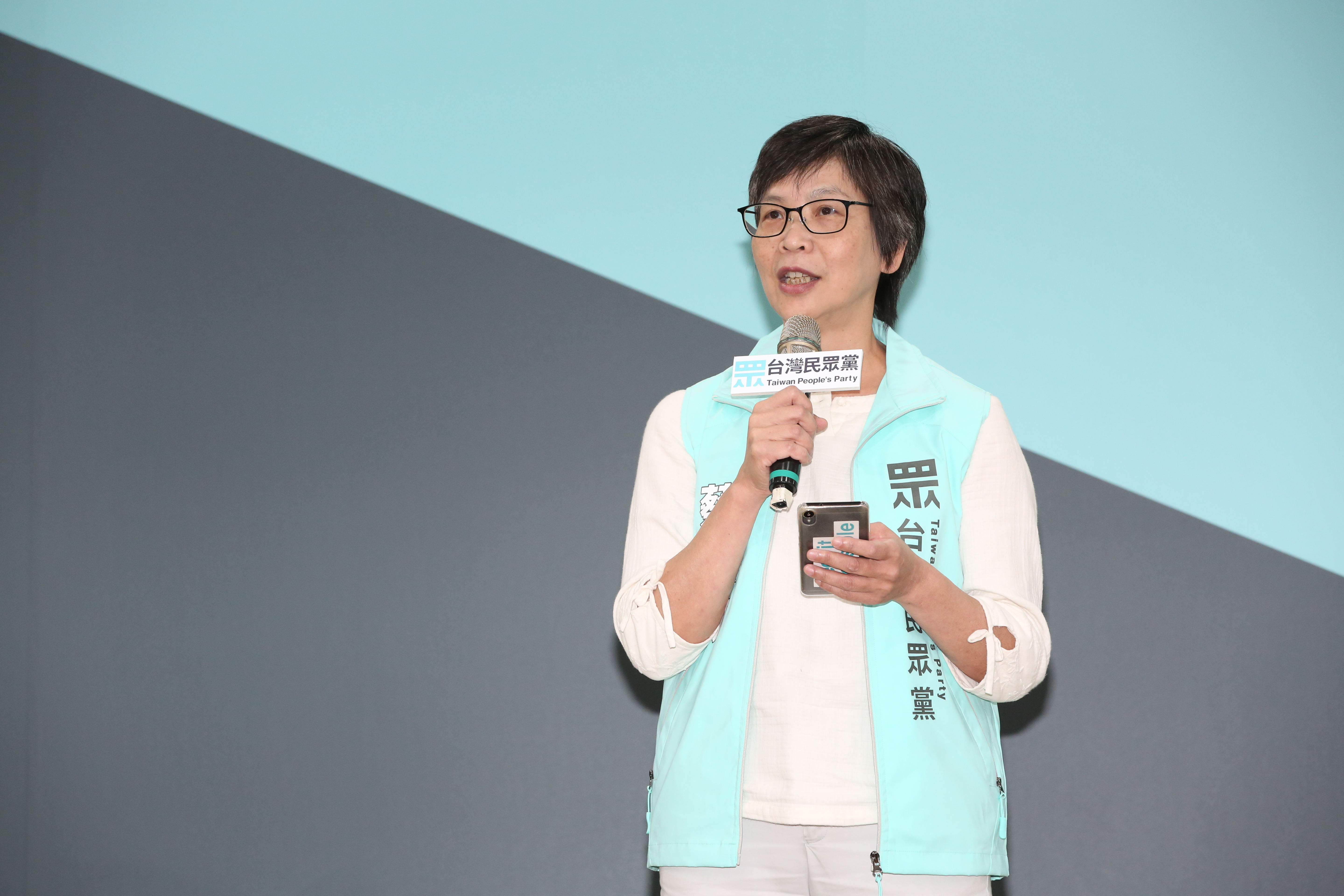 民眾黨發起人蔡壁如身兼市府顧問，被質疑黨政不分。圖為民眾黨立委提名記者會。