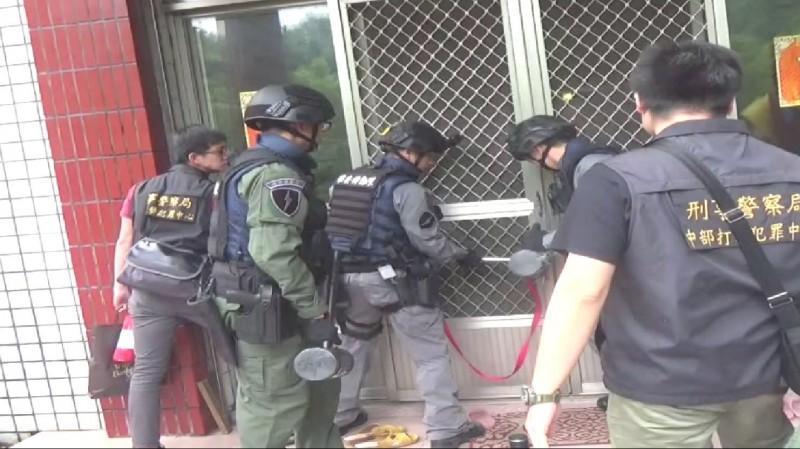 特勤隊員破門而入營救信徒。(翻攝畫面)