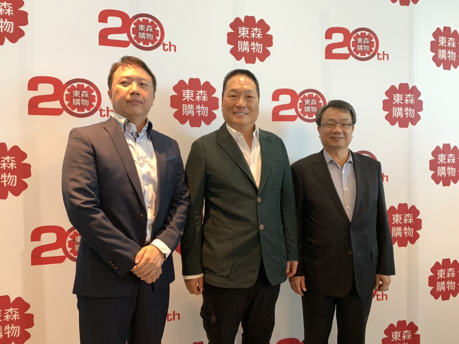 東森集團總裁王令麟（中）喊出4年後集團營收要衝上800億元目標。