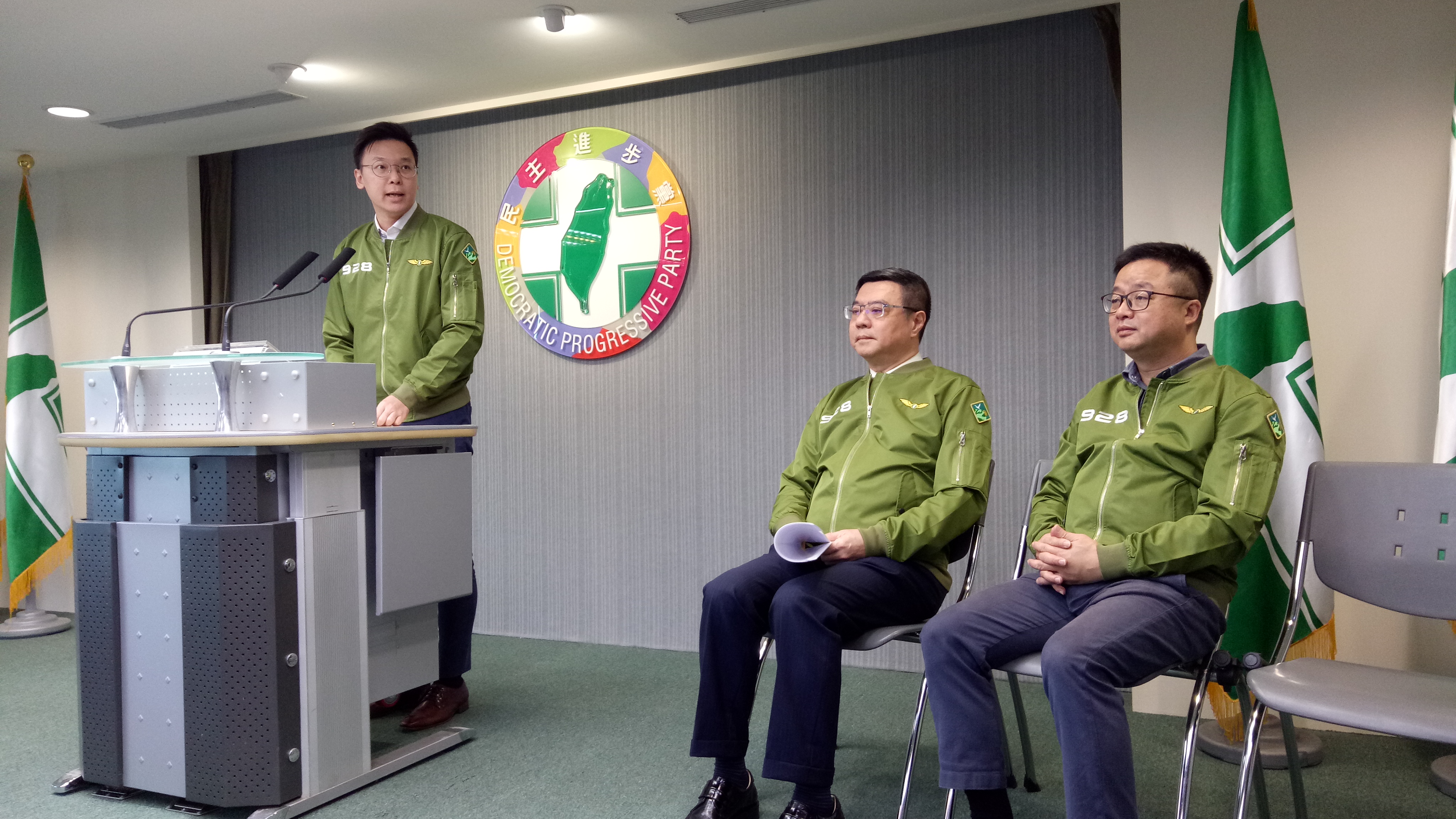 民進黨主席卓榮泰（中）透露他本週已與賴清德會面。