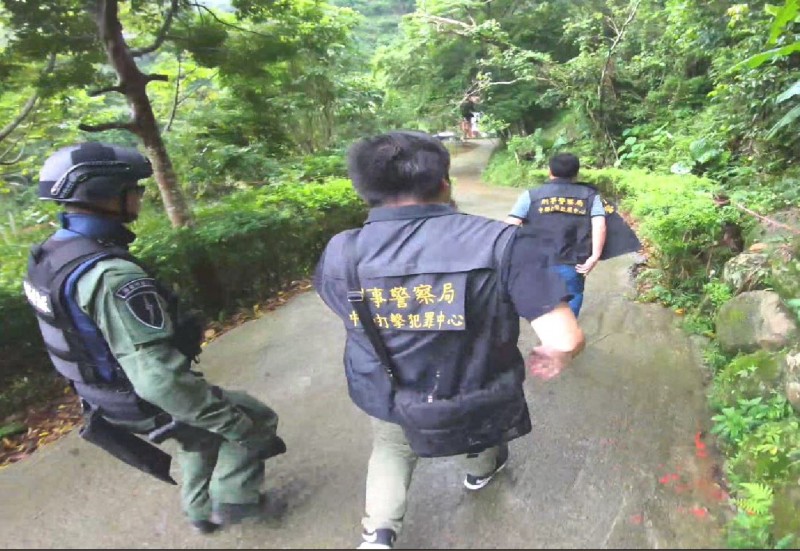 警方到該邪教位在南投偏僻山區的道場攻堅。（翻攝畫面）
