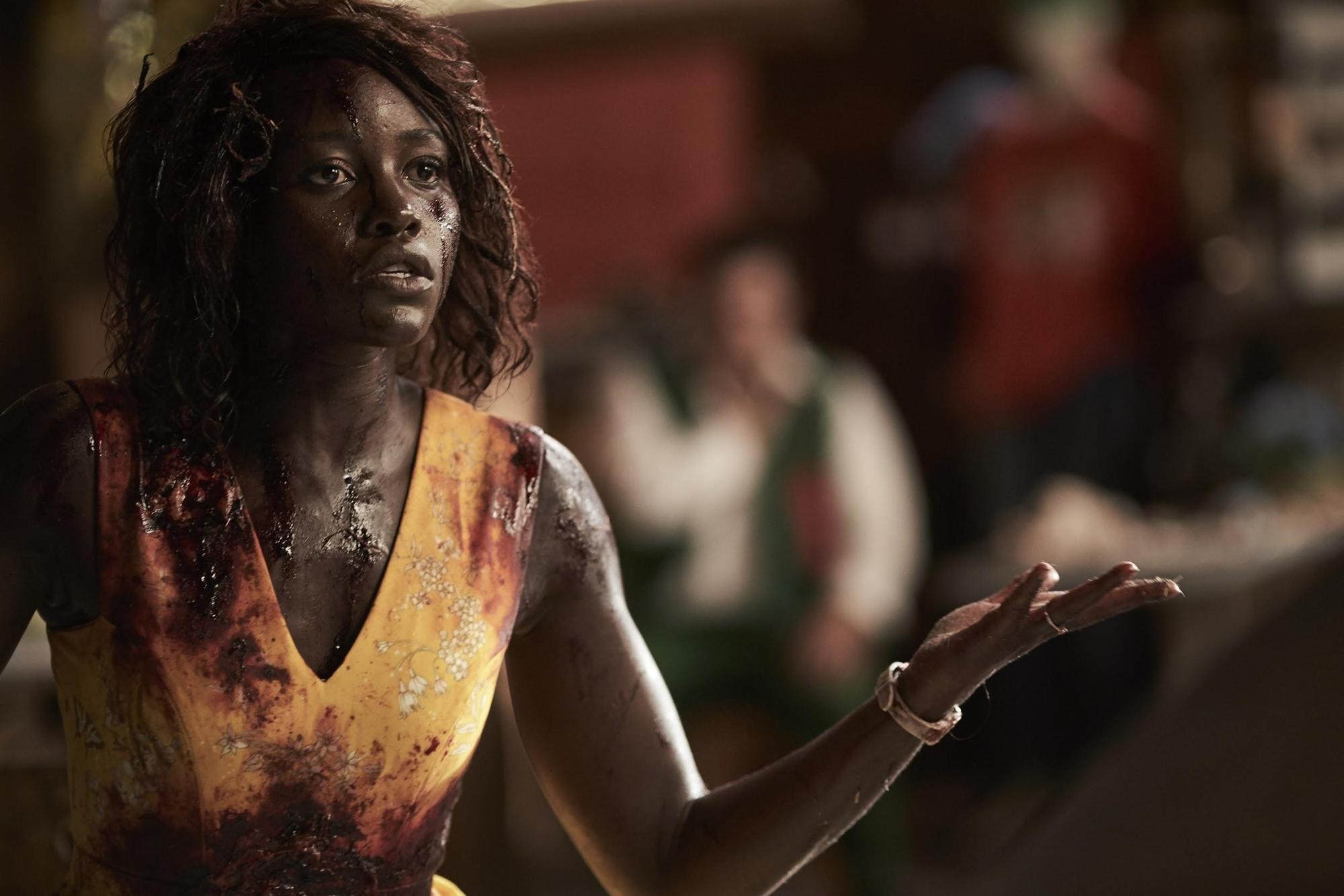 露琵塔尼詠歐在《校外打怪教學》飾演幼兒園老師,帶著全班出遊境遇到殭屍襲擊。(CatchPlay提供)