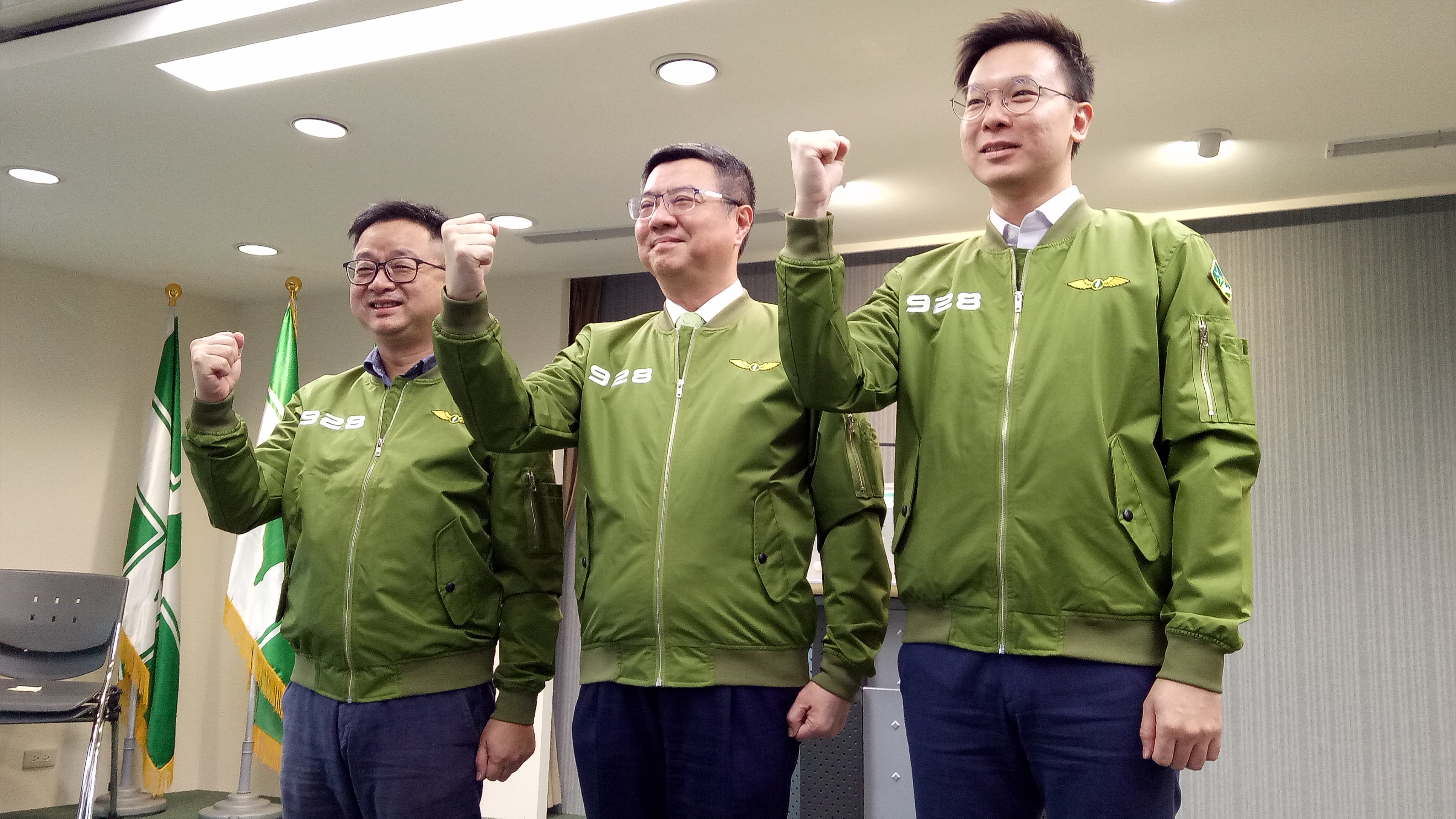 民進黨主席卓榮泰(左起)、祕書長羅文嘉、副祕書長林飛帆穿上928黨慶戰鬥服亮相。