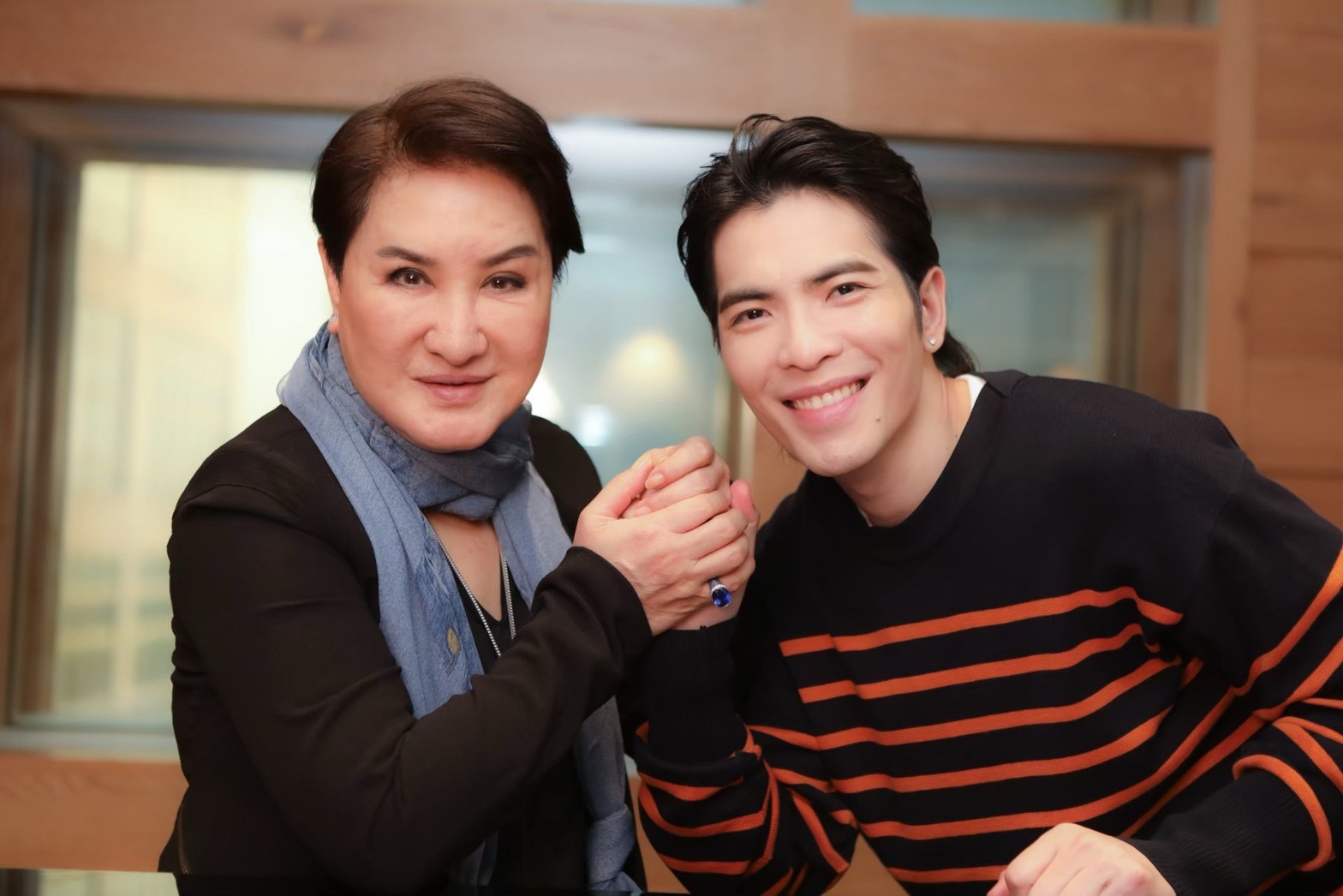 楊麗花找來金曲歌王蕭敬騰（右）獻唱《忠孝節義》第二單元「孝感動天」主題曲。（麗生百合提供）