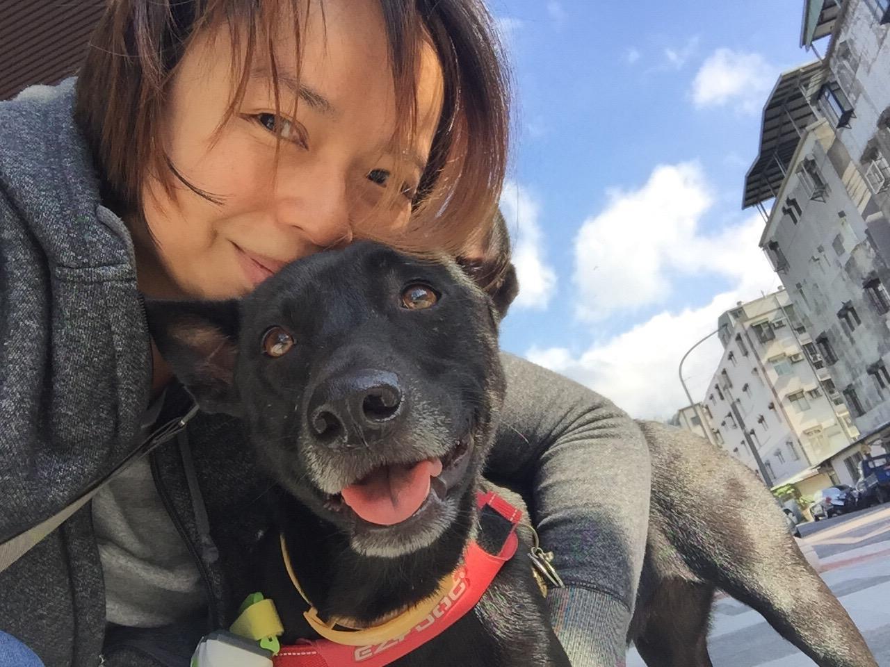 劉凱西因為領養了豆豆，開始學習跟動物溝通。（華星娛樂提供）