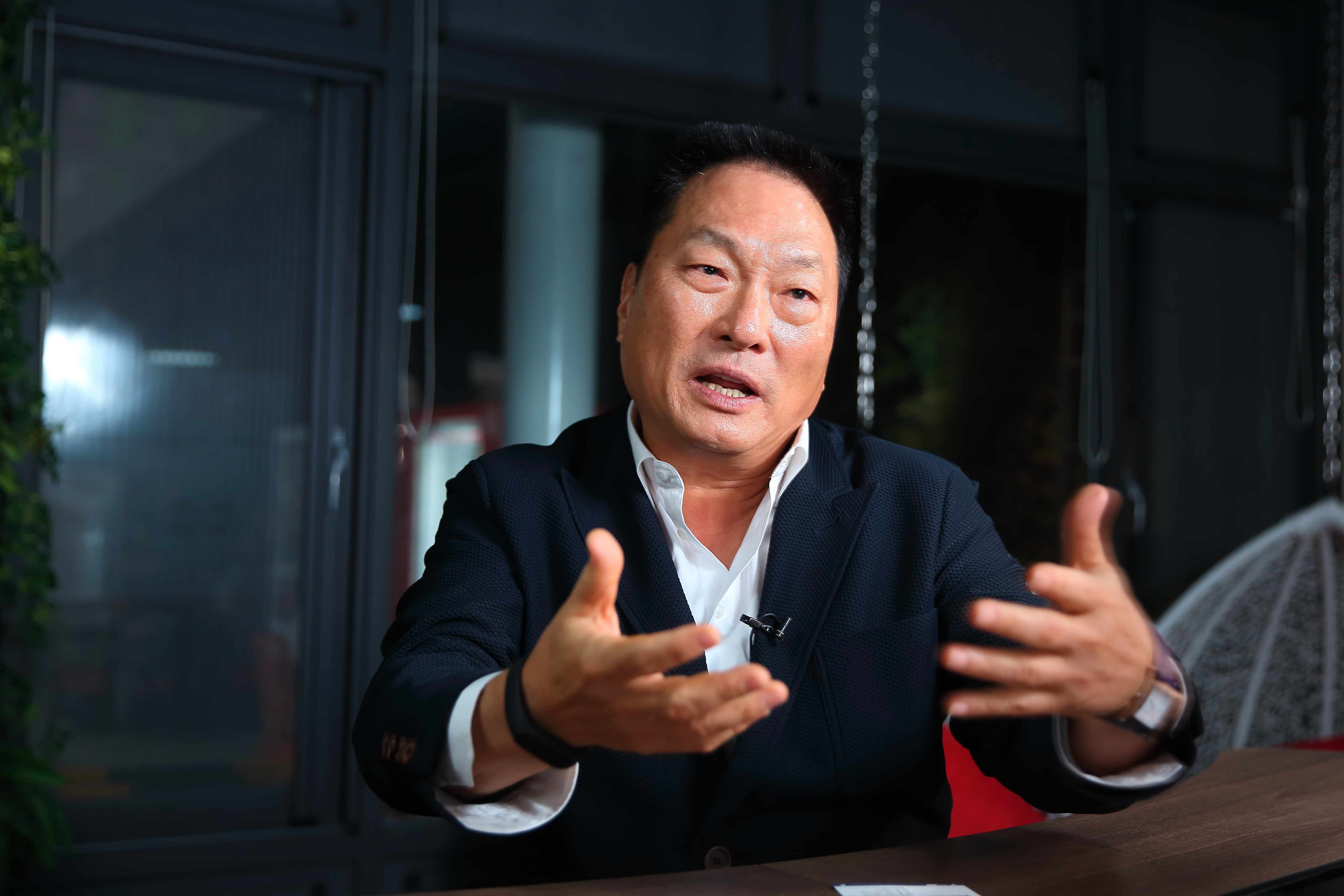 東森房屋前董座王應傑傳要出賣手中3成股權，扯出王令麟拖孤時曾欠5億債務。當事人王令麟對本刊還原當年事實。