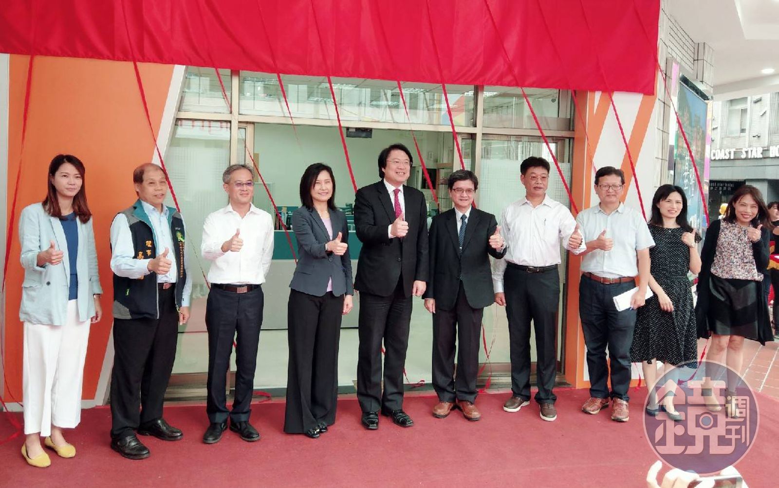 基隆市長林右昌(中)與新任觀光行銷處長曾姿雯(左四)合影。(基隆市政府提供)