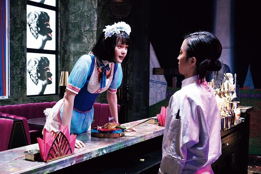 《殺手餐廳》中玉城蒂娜（左）飾演的加奈子是20歲的女孩，但原著中是30歲左右的女性。（天馬行空提供）