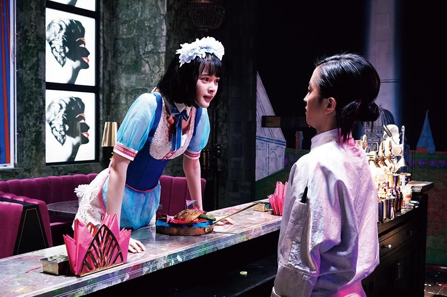 《殺手餐廳》中玉城蒂娜（左）飾演的加奈子是20歲的女孩，但原著中是30歲左右的女性。（天馬行空提供）