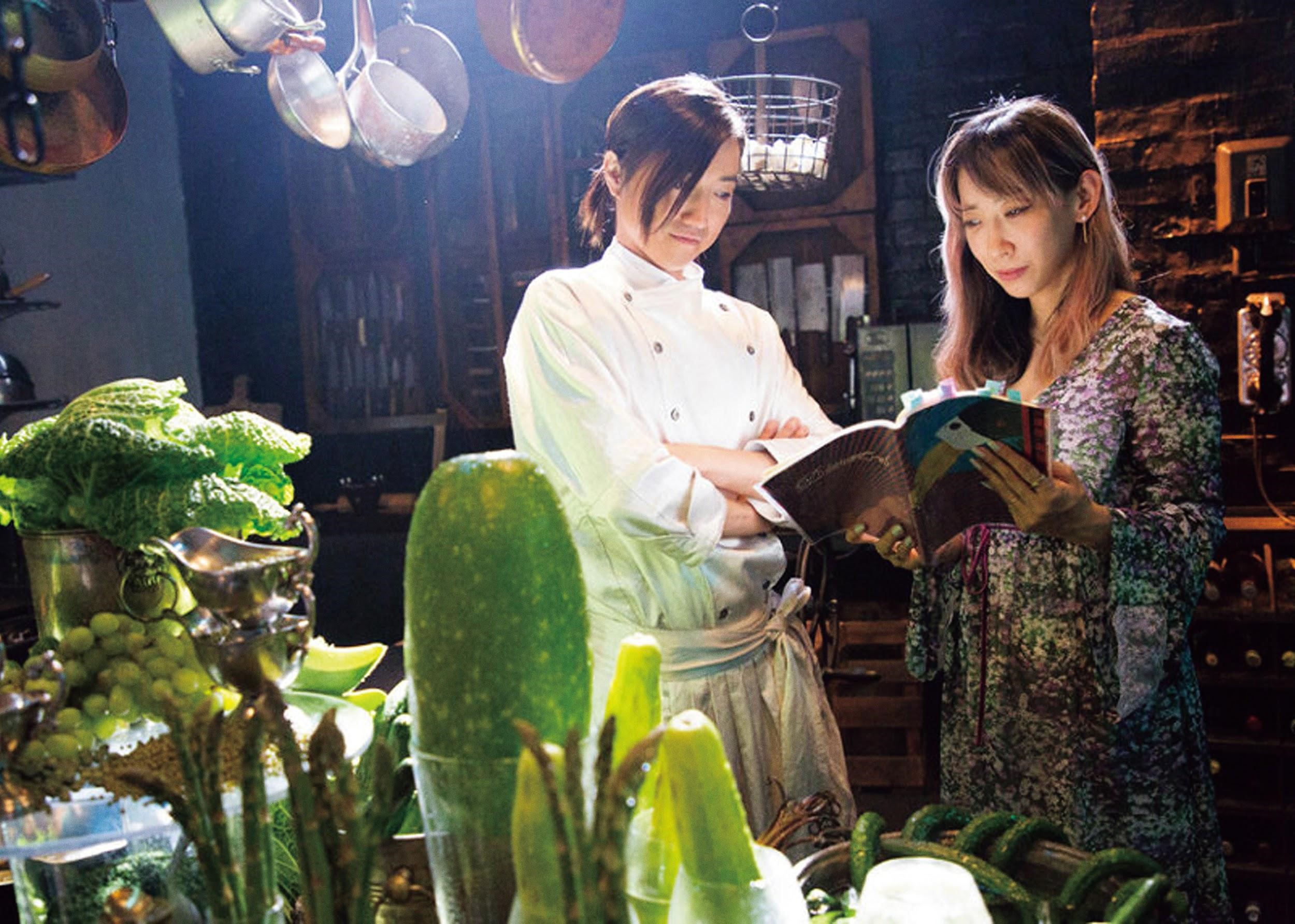 蜷川實花（右）認為藤原龍也（左）是扮演主廚龐貝羅的不二人選，可以掌握角色內斂、神秘的特質。（天馬行空提供）