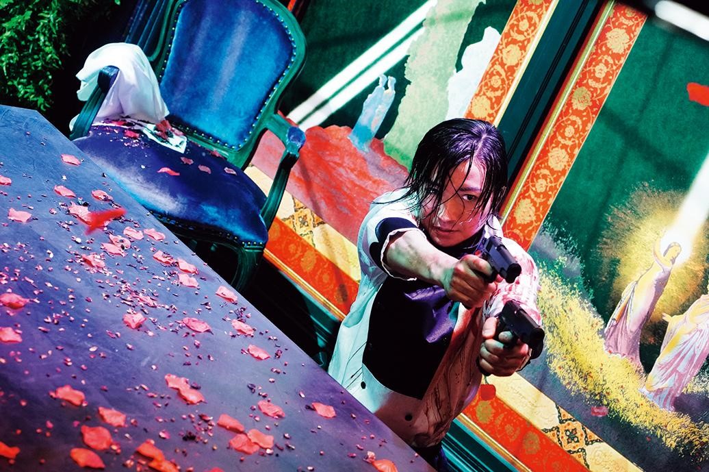 蜷川實花編導、藤原龍也主演的《殺手餐廳》改編自小說《DINER：噬食者》。