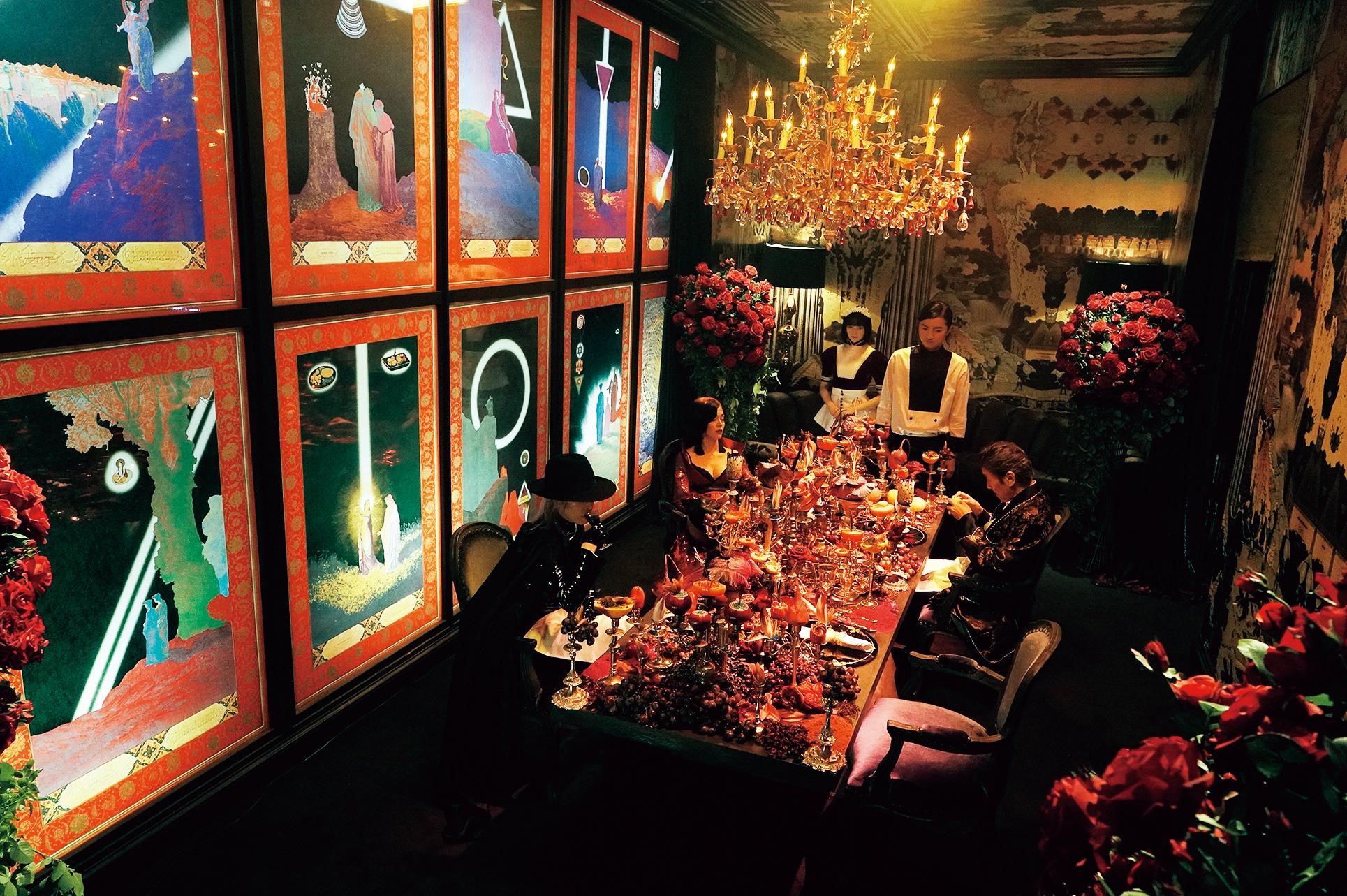 《殺手餐廳》網羅各方藝術高手參與，餐廳牆上的畫作出自國寶級藝術家橫尾忠則之手。（天馬行空提供）