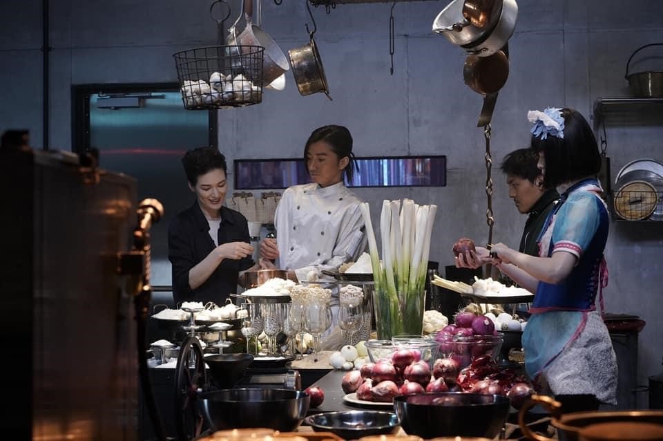 全片各式美食由前衛食藝家諏訪綾子（左一）設計，藤原龍也（左二）與玉城蒂娜（右一）也在旁見習。（翻攝自蜷川實花臉書）