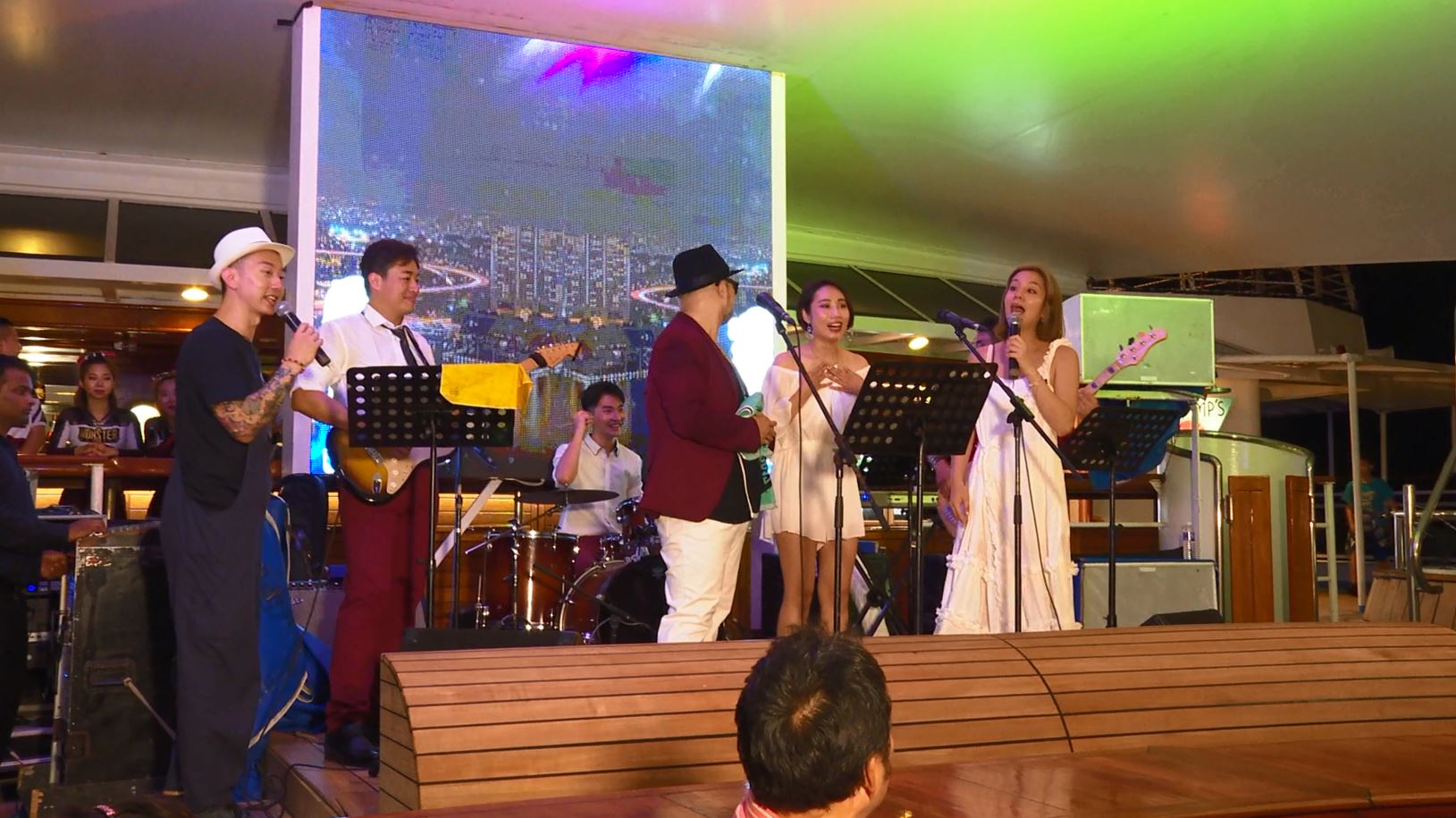  《不推怎麼行》由莎莎及廣場舞達人Max主持，上週兩位主持人搭高級郵輪到沖繩玩，兩人都是郵輪初體驗，在網路上的點擊率刷新開播紀錄。（TVBS提供）