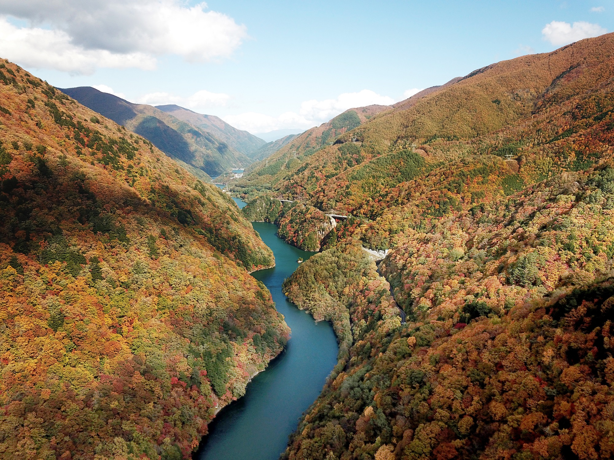 秋天五顏六色的上高地，處處都是美景。