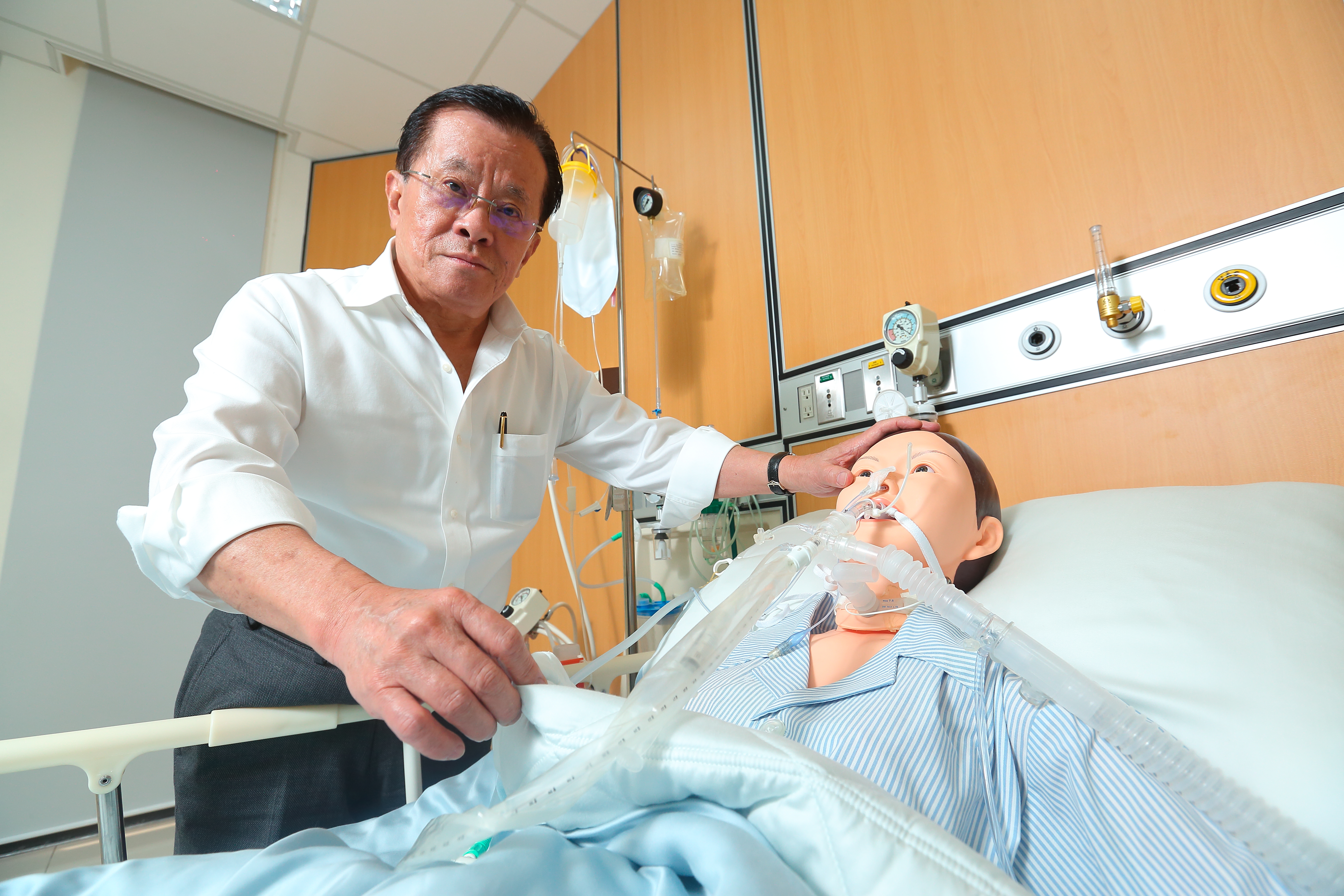 鍾仁沒唸過一天醫科，卻創立全台最大醫療耗材公司，尤以密閉式抽痰管等管類產品最大宗。