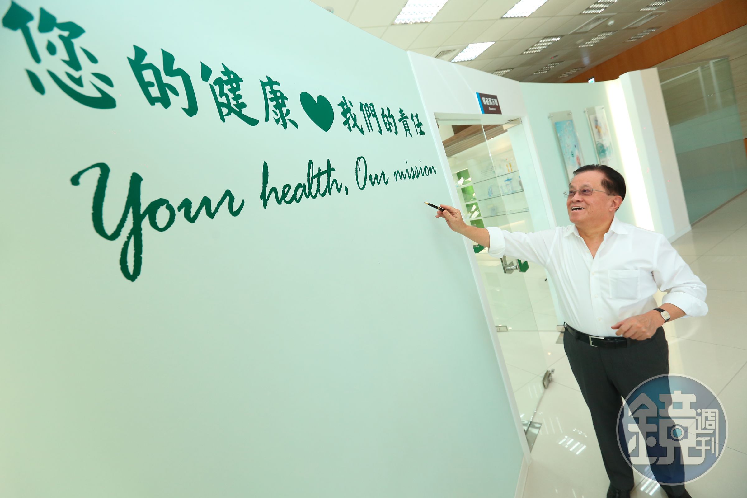 鍾仁不顧父親反對辭公職創業，覺得賺錢又能救人的事業很有意義。