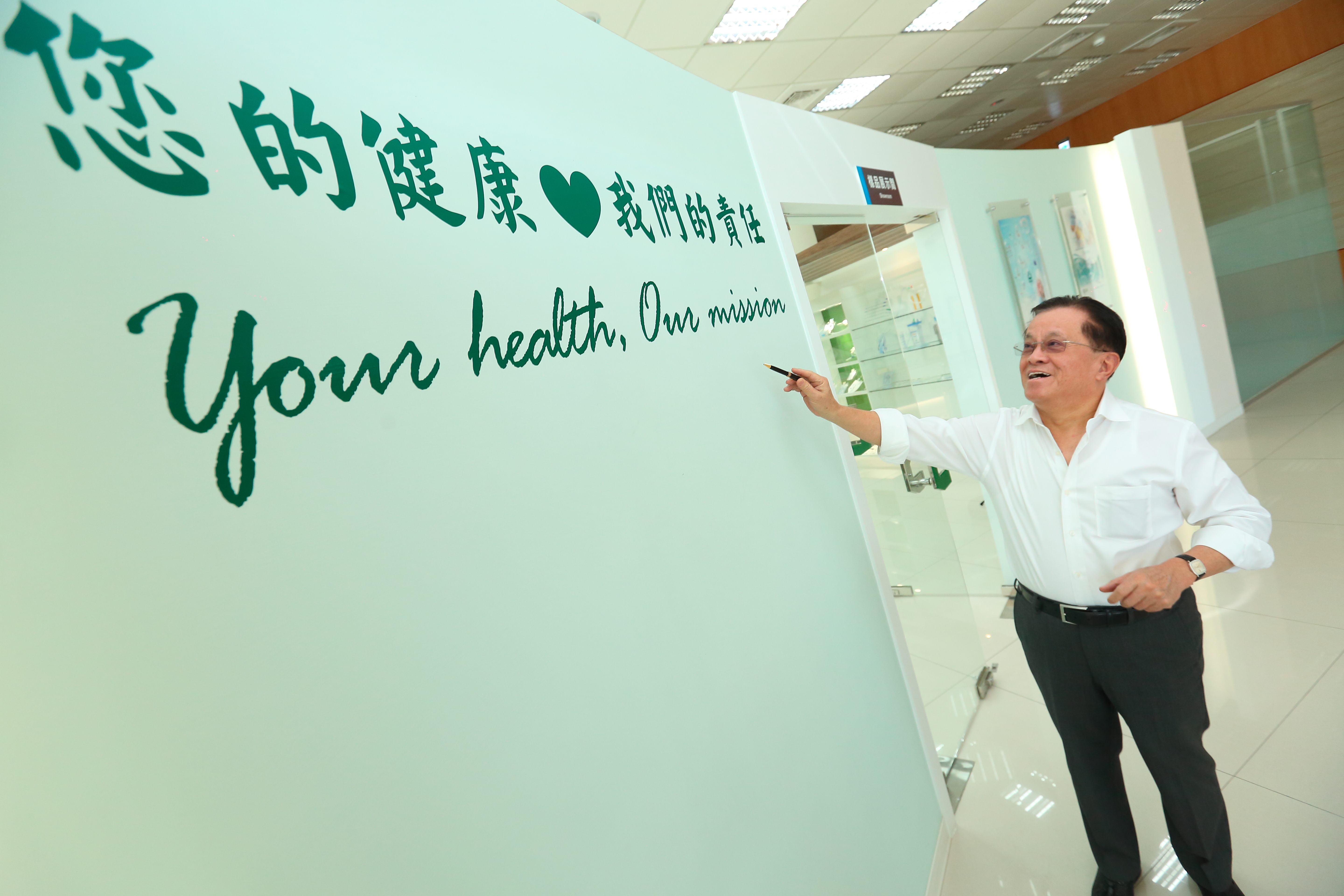 鍾仁不顧父親反對辭公職創業，覺得賺錢又能救人的事業很有意義。