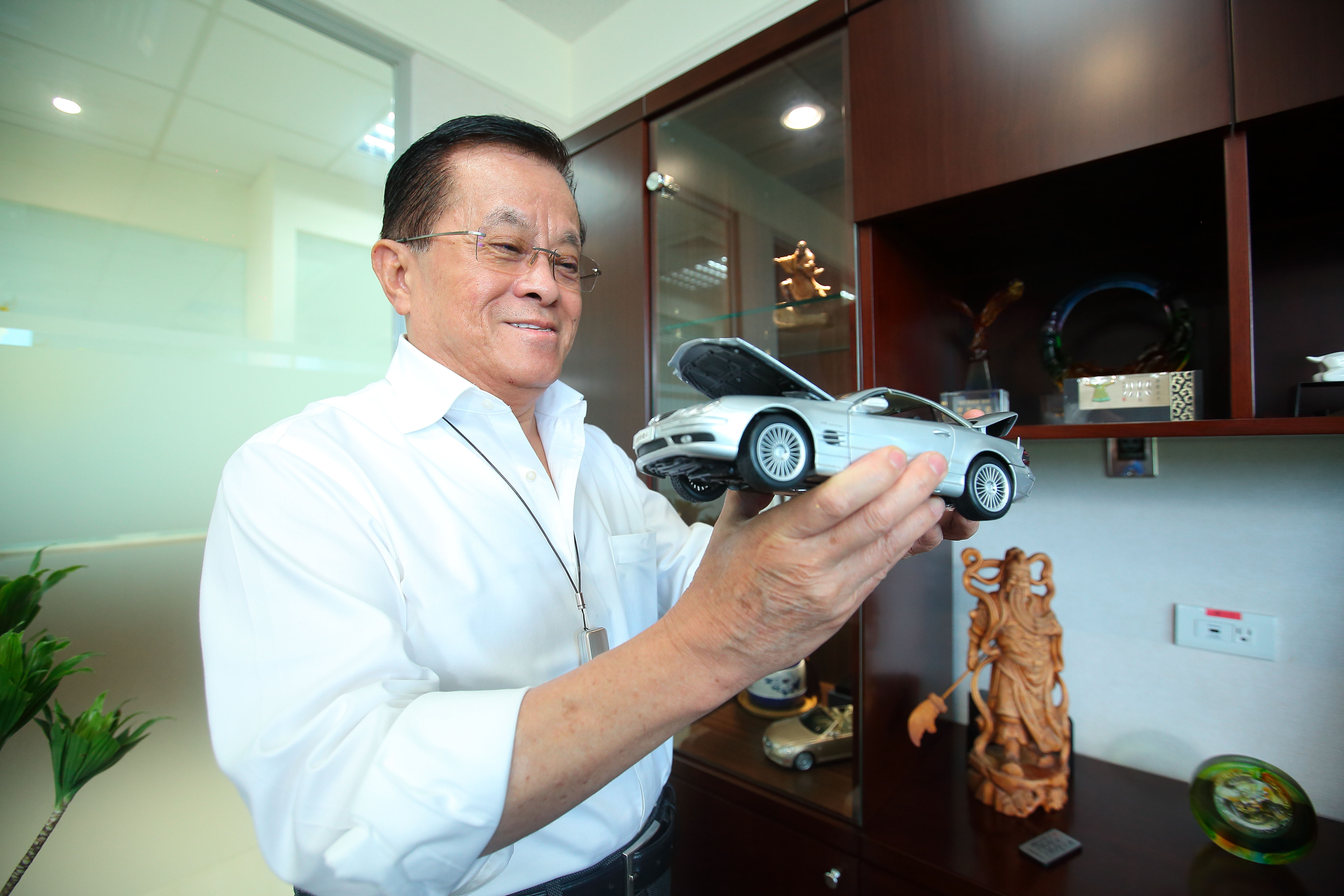 鍾仁年輕時喜愛買跑車，雖然車子賣光了，還留著模型作為紀念。