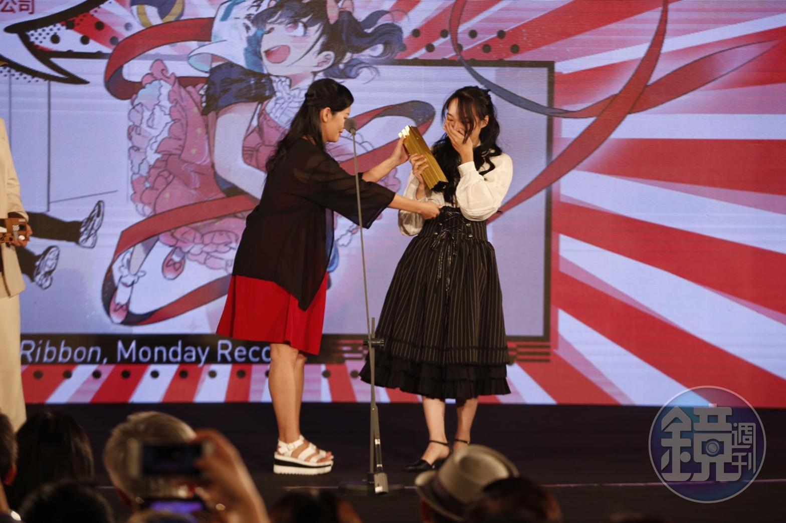 游素蘭（左）頒發少女漫畫獎給星期一回收日。