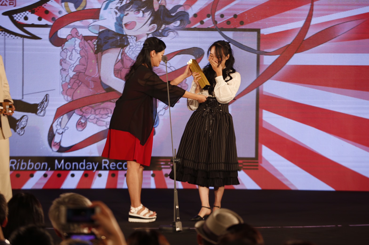 游素蘭（左）頒發少女漫畫獎給星期一回收日。