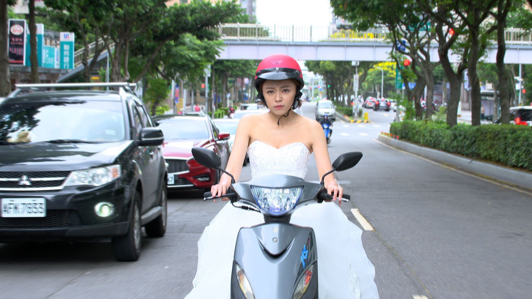 王瞳穿婚紗騎車，遇路旁騎士問「找煥然嗎？」讓她哭笑不得。（民視提供）