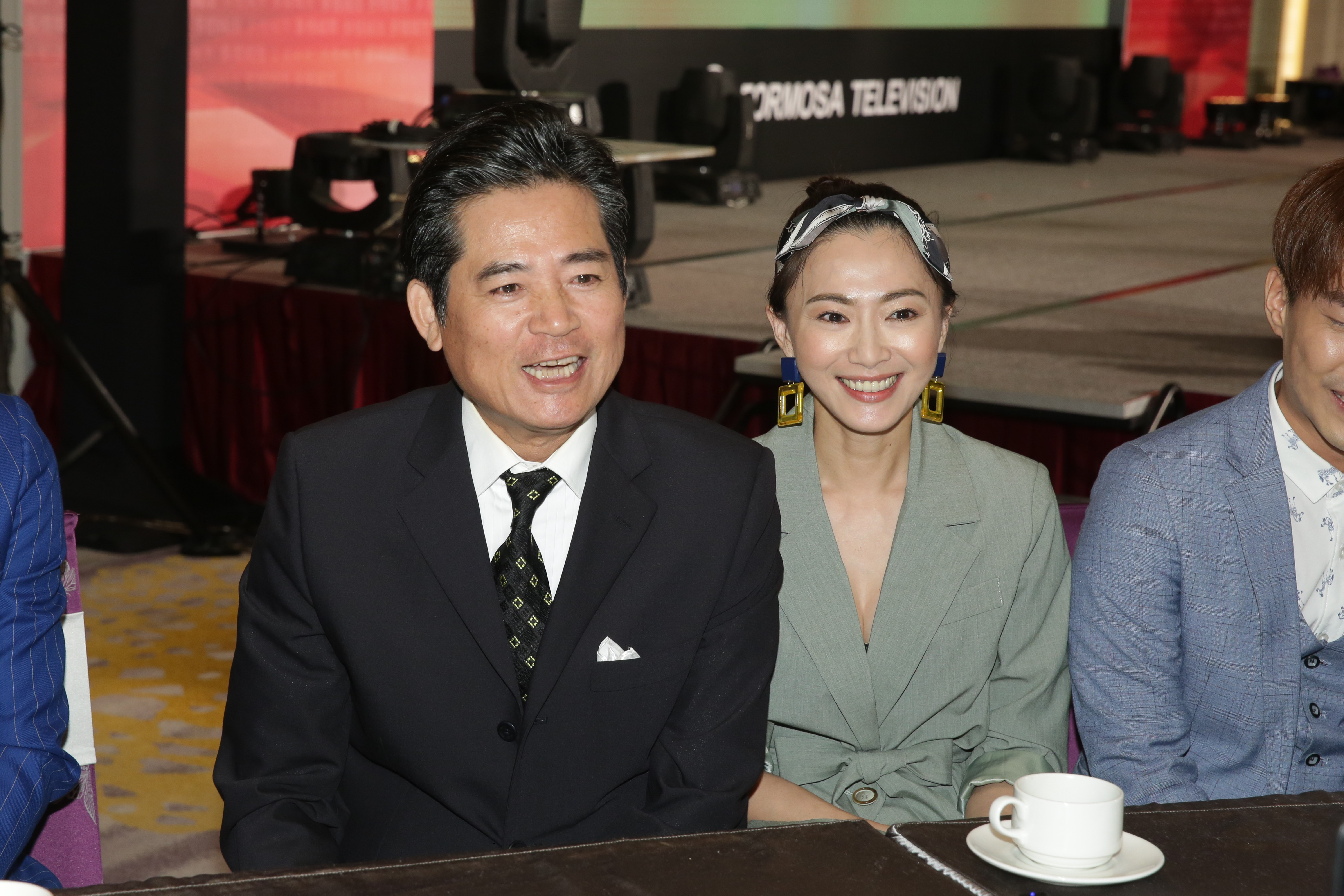 侯怡君（右）上週生日許下「希望人生能夠更圓滿」的生日願望，讓眾人拱男友蕭大陸（左）快給答案。