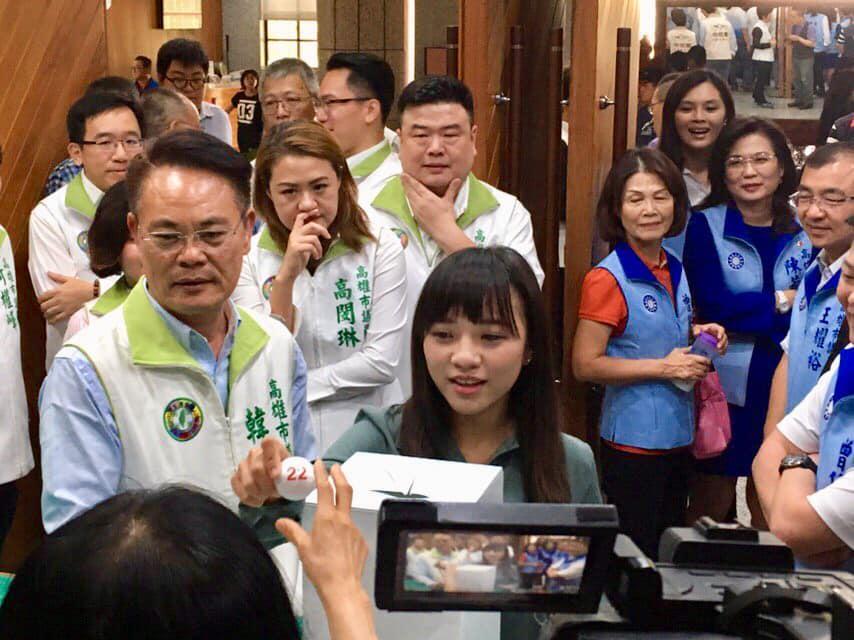 時代力量議員黃捷因為抽到22號無望質詢韓國瑜,痛批今天是「議會史上最丟臉的一天」。(翻攝自黃捷 鳳山捷伴同行臉書)