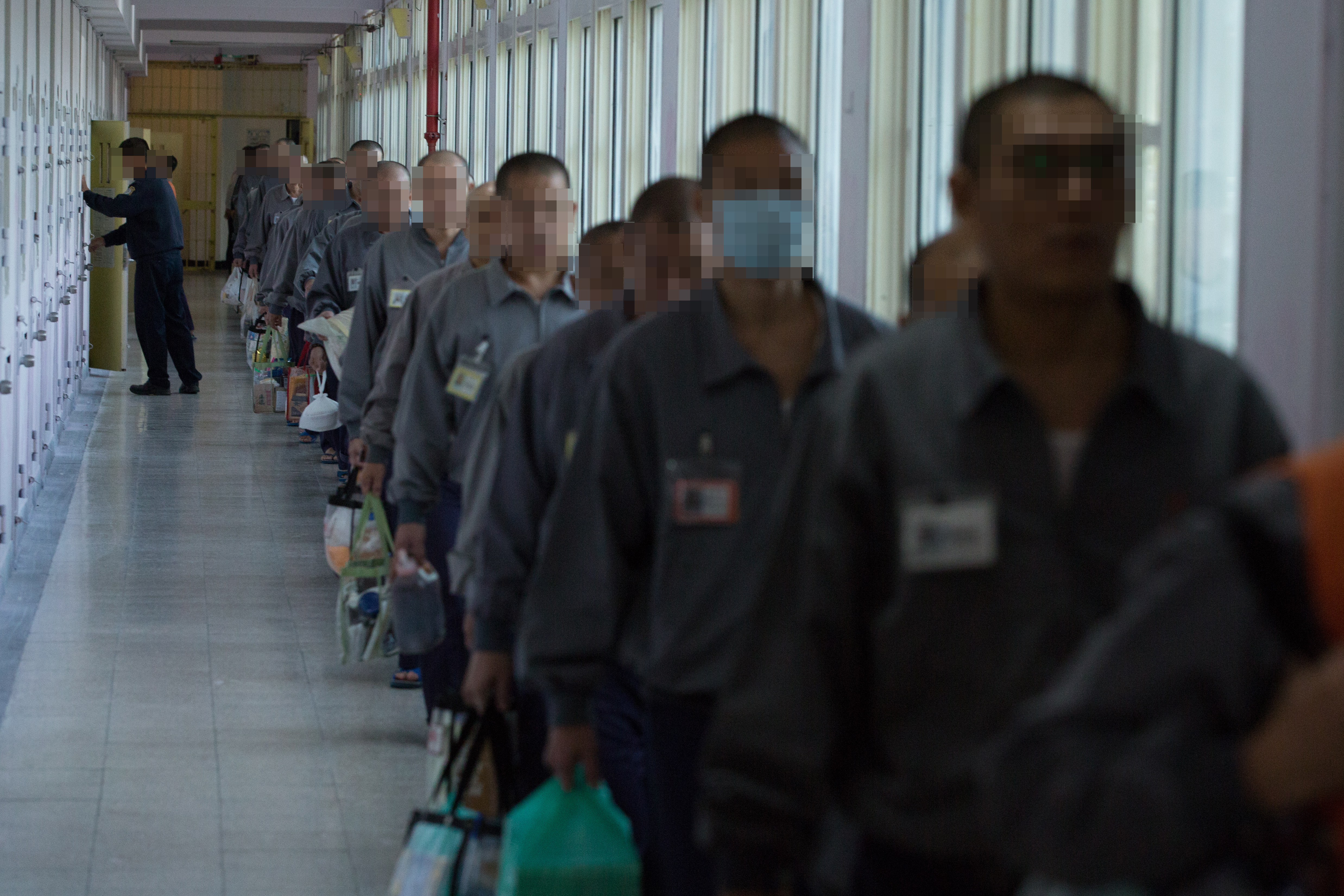 假釋規定充滿各種潛規則,監所裡的受刑人為求自由,只能各出奇招。