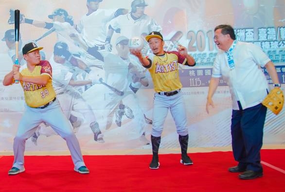 桃園市長鄭文燦（右）現場演演開球，澎恰恰左打擊架勢十足。（閃亮之星提供）