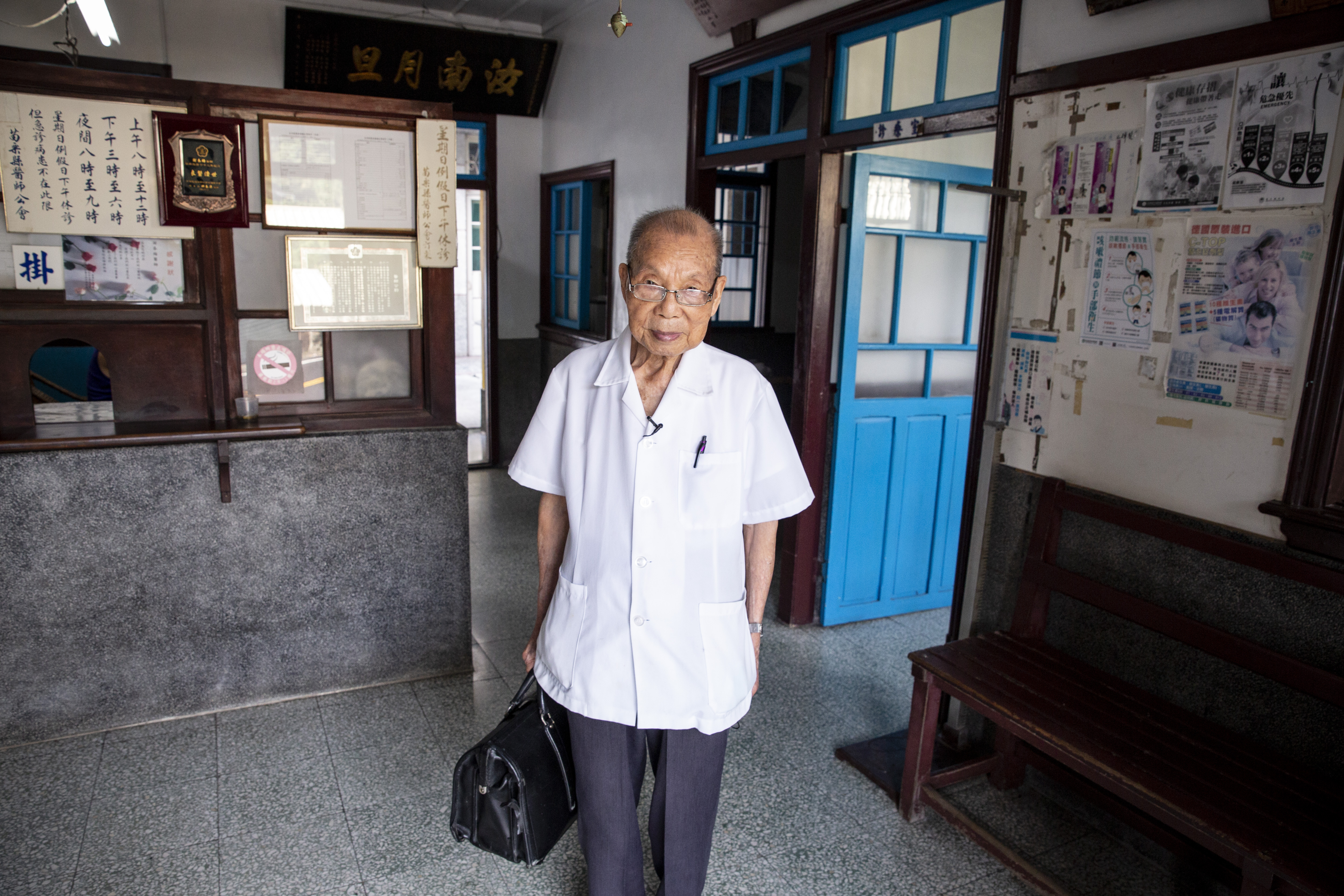 1945年就拿到醫師執照的謝春梅，直到90多歲仍積極汲取醫學新知。