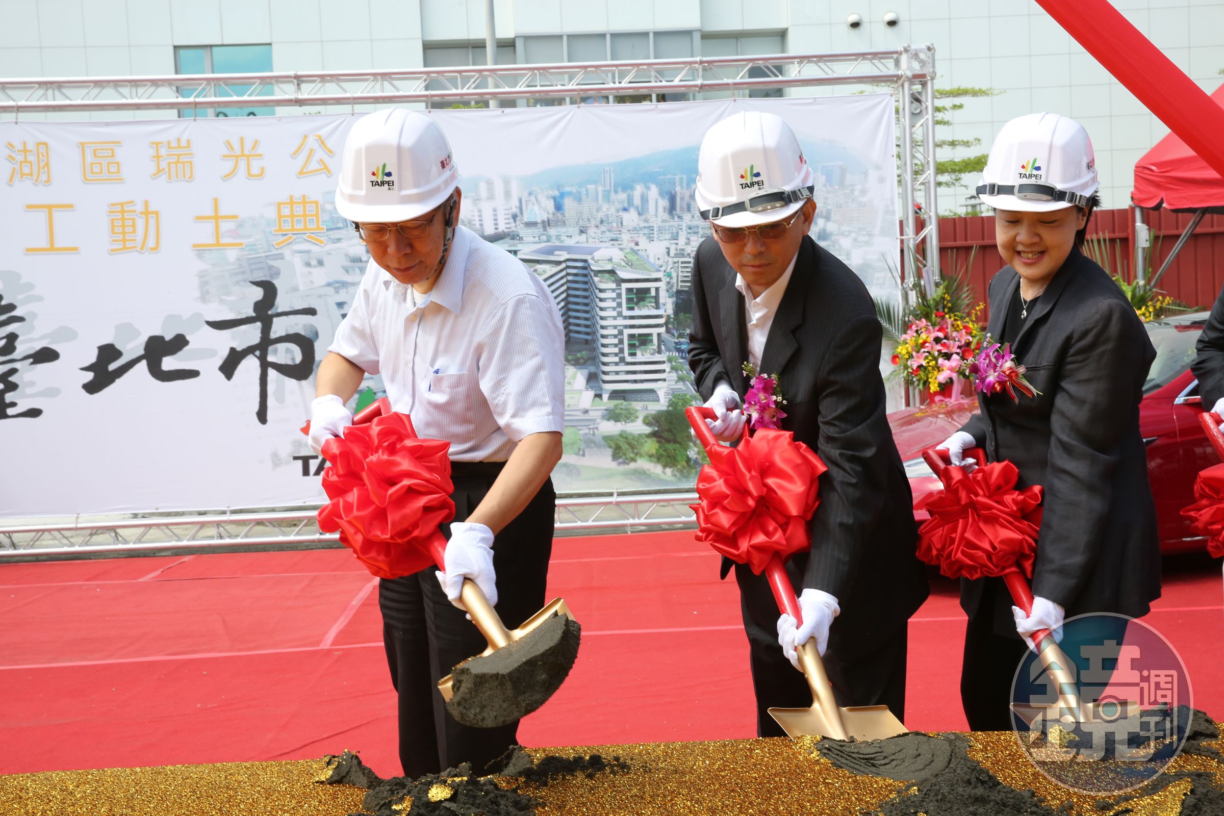 台北市長柯文哲（左）啟動新一波人事布局，副市長可望由現任議員黃珊珊（右）接任，預料黃將成「柯文哲接班人」，3年後挑戰市長大位。