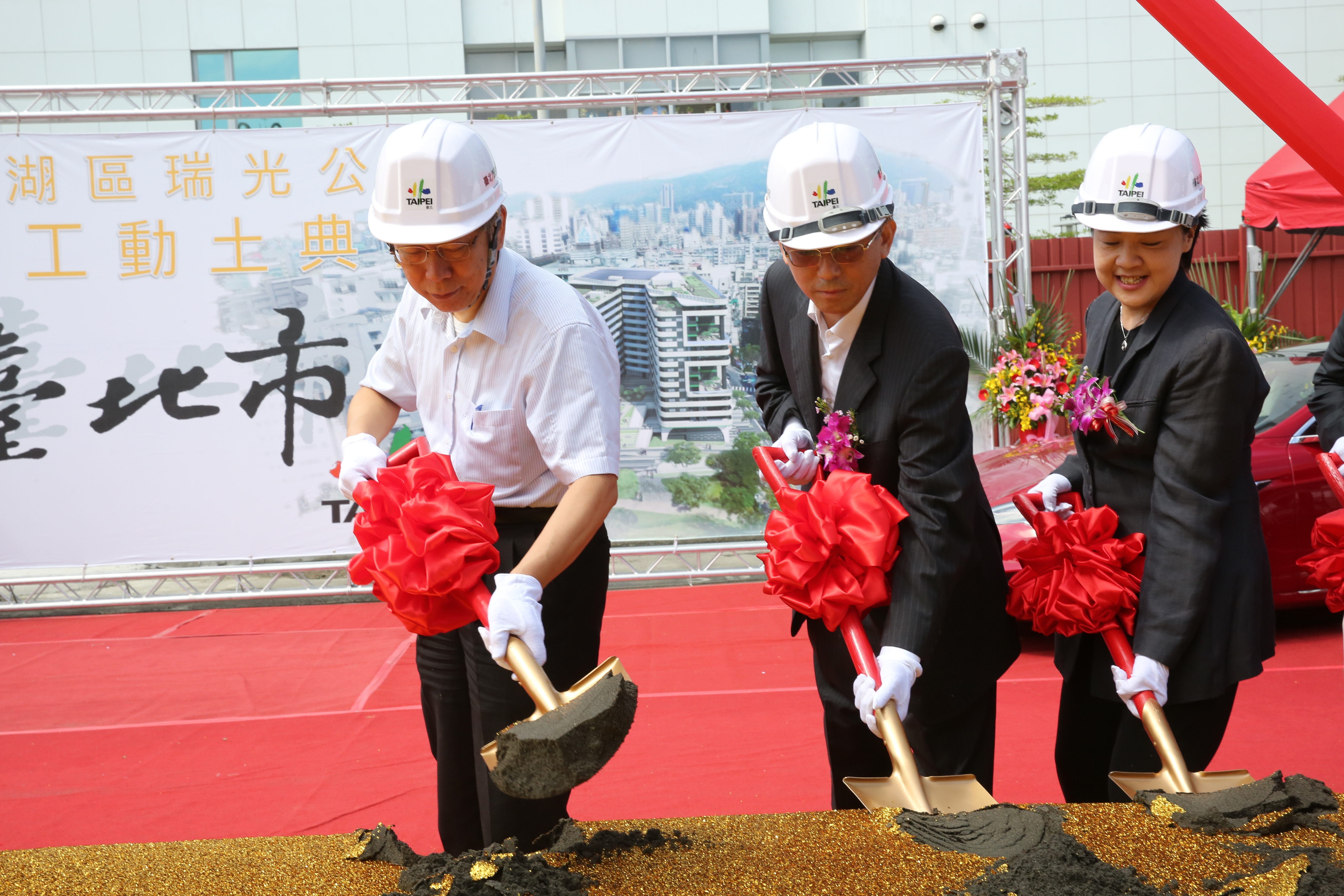 台北市長柯文哲（左）啟動新一波人事布局，副市長可望由現任議員黃珊珊（右）接任，預料黃將成「柯文哲接班人」，3年後挑戰市長大位。