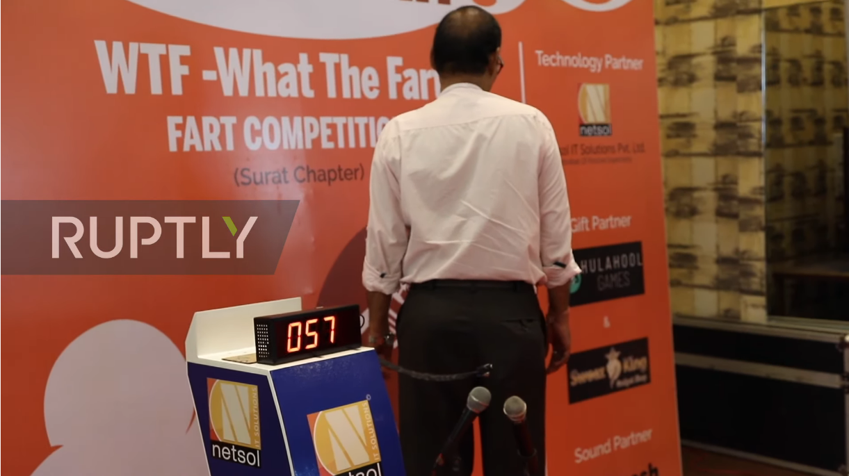 參賽者要在舞台上眾人面前放屁實在是有點尷尬，導致「放屁大賽」以失敗收場。（翻攝自Youtube）