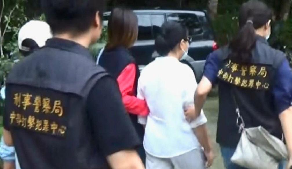 警方將「聖母」林女與信徒押解回「中打」進行偵訊。(翻攝畫面)