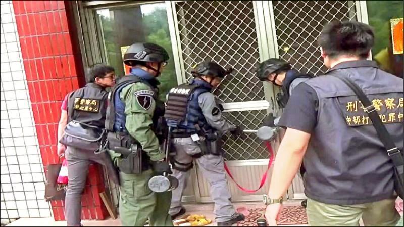 警方攻堅,搜索道場,查出虐待信徒畫面。(翻攝畫面)