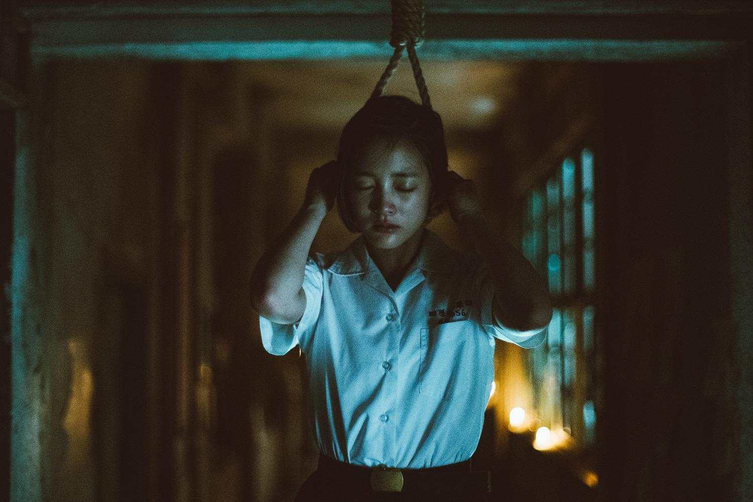 《返校》電影中,王淨飾演的方芮欣上演上吊畫面。(影一製作所提供)