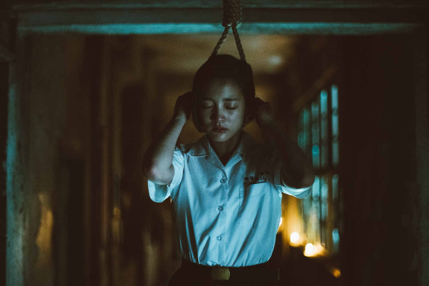 《返校》電影中，王淨飾演的方芮欣上演上吊畫面。（影一製作所提供）