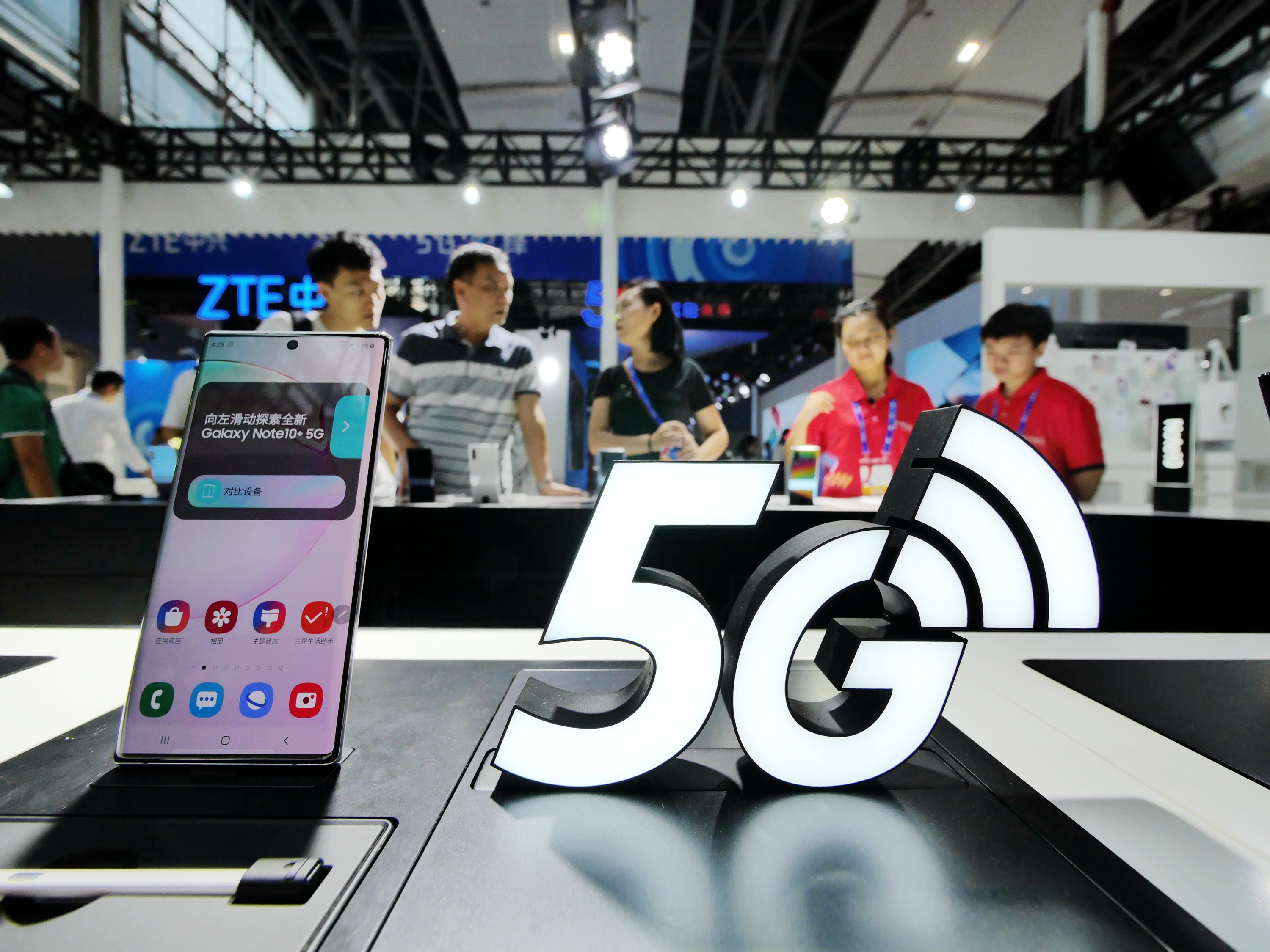 法人預估明年5G手機將有十倍速增長，相關個股將成為市場追逐焦點。（東方IC）