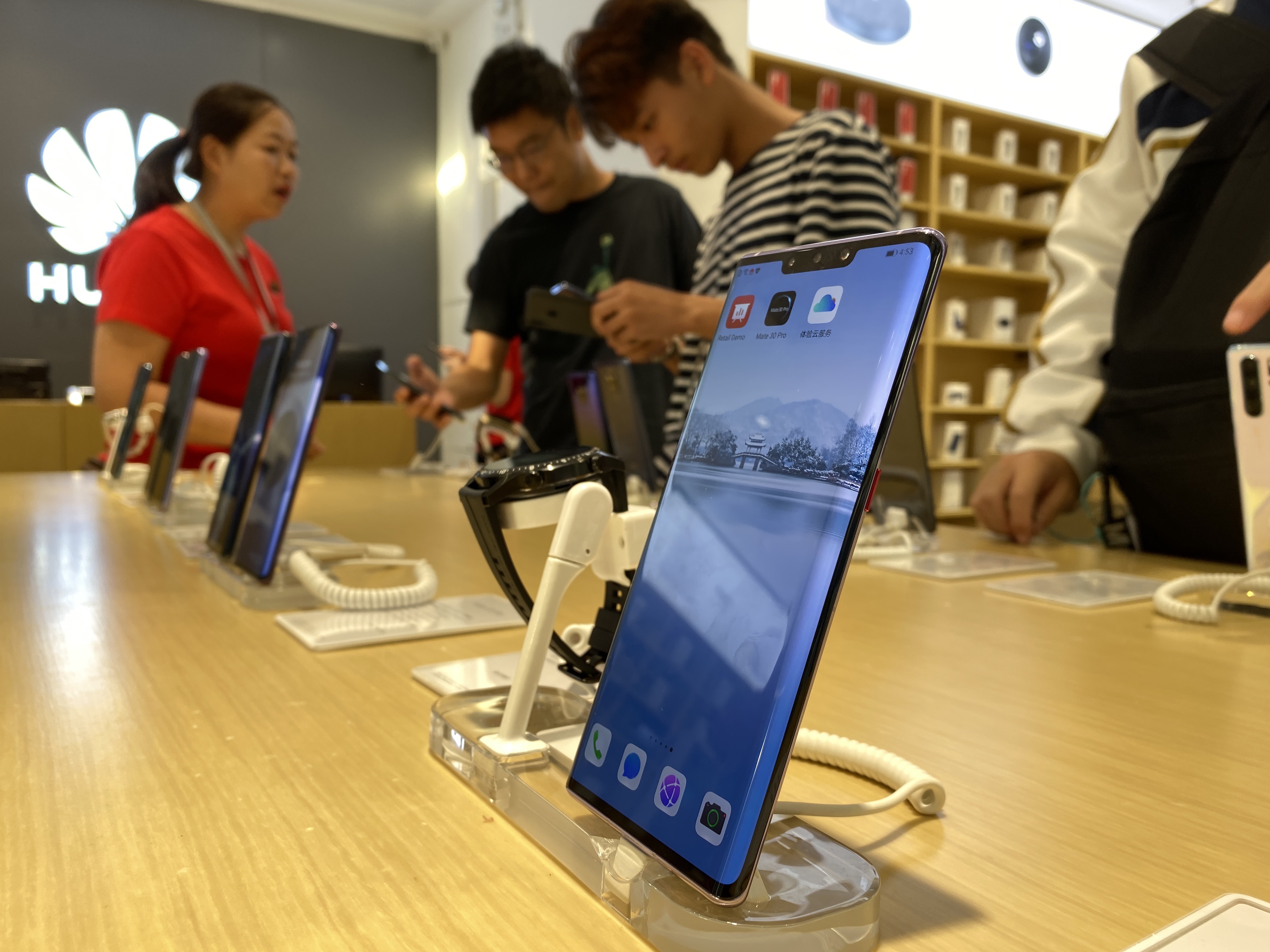 明年華為5G手機進入量產，預料蘋果、三星將跟進，可望帶動一波換機潮。（東方IC）