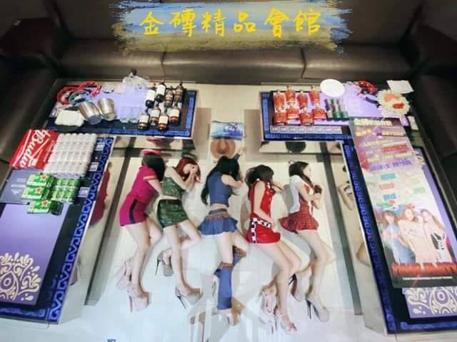 網友敲碗許久的酒店開箱文近期瘋傳，酒店妹打扮惹火一旁放著許多酒店必備物品。（翻設網路）