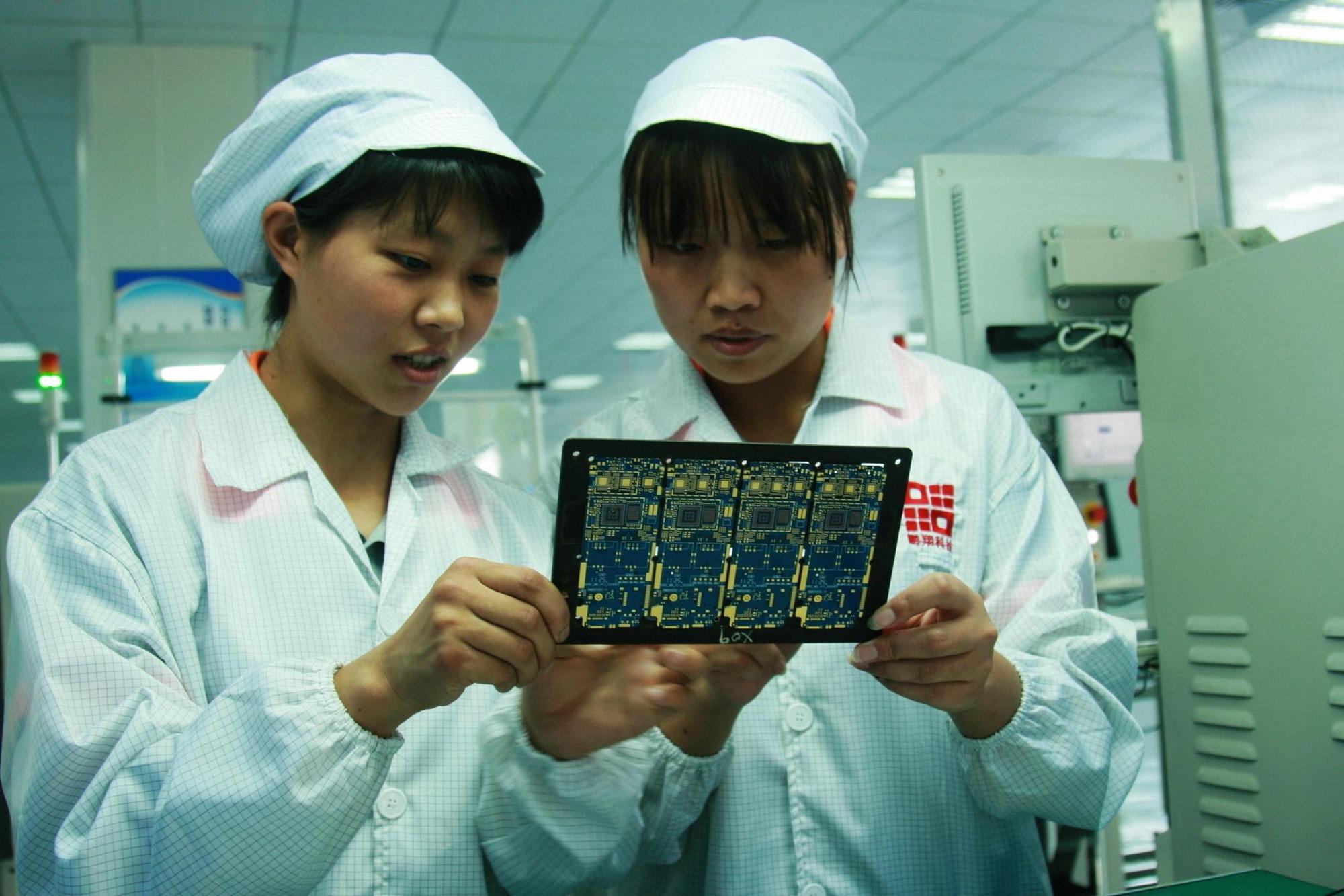 新一代5G手機的載板技術要求更高、需求量更大，現為投信重要持股。（東方IC）