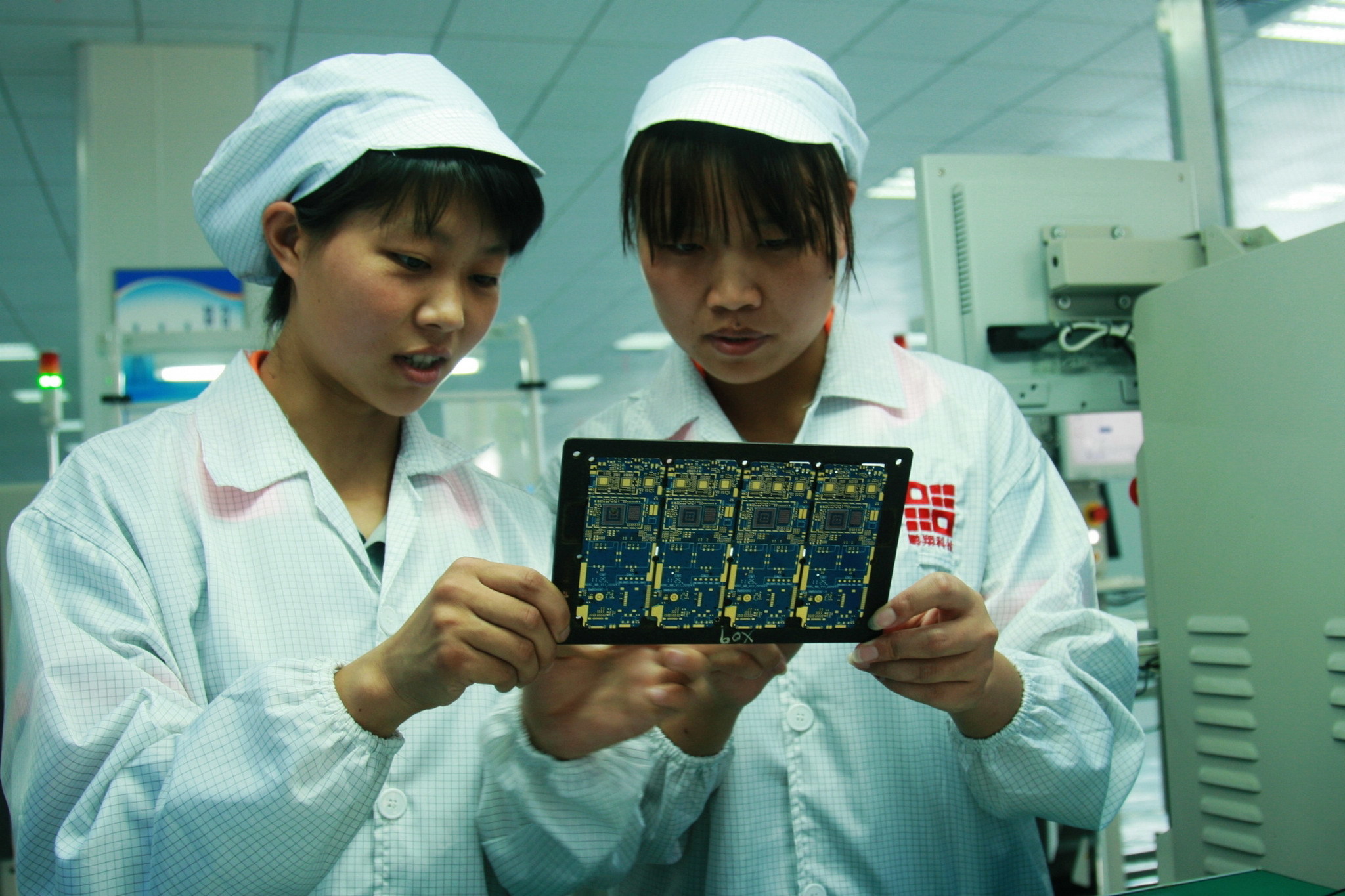 新一代5G手機的載板技術要求更高、需求量更大，現為投信重要持股。（東方IC）