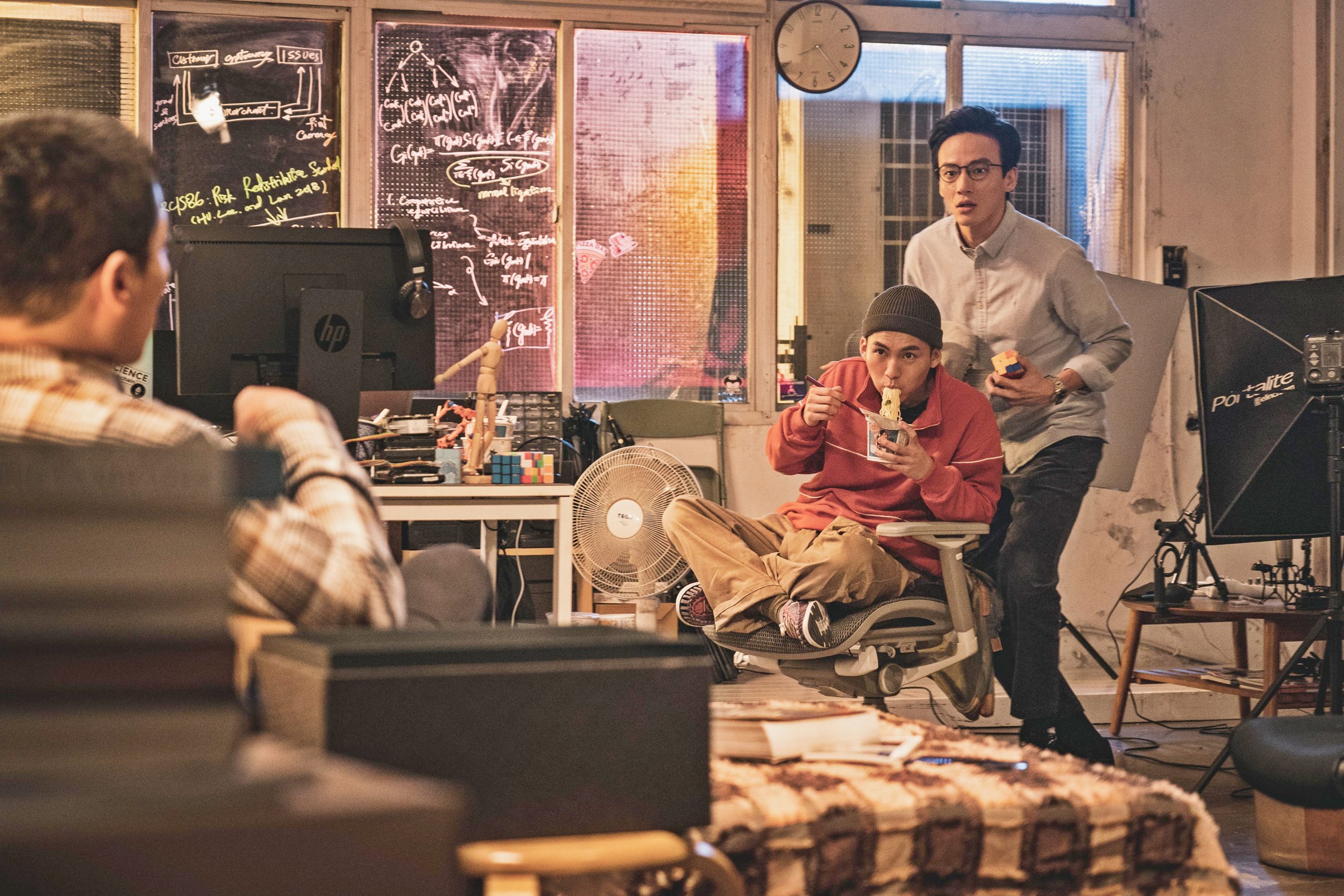 常演邊緣青年的巫建和這次轉換身份成了電腦宅宅，泡麵和電腦是他最好的夥伴。（双喜提供）