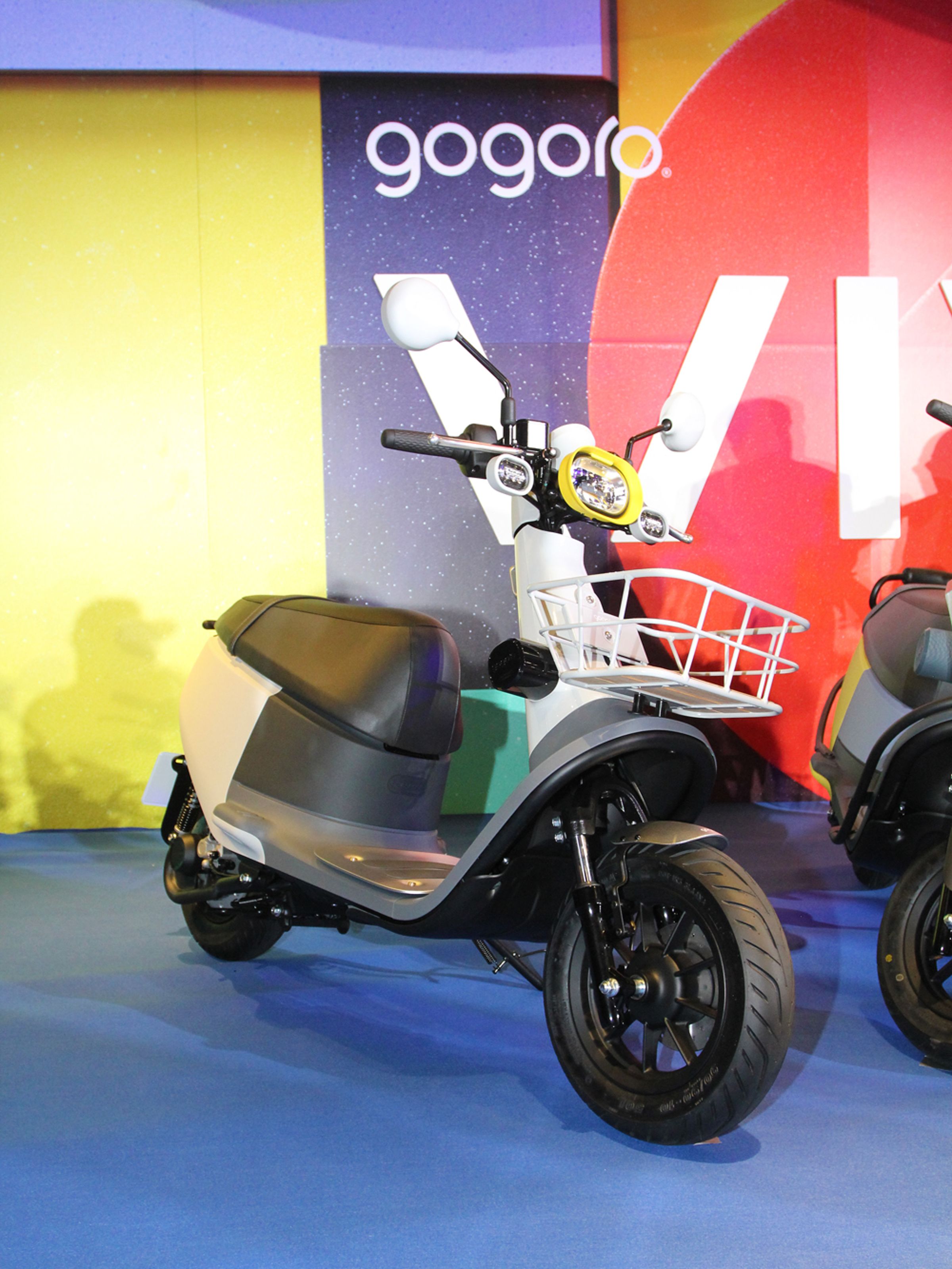 Gogoro VIVA 突破既有的設計框架，極致簡化，得以輕巧靈活自在地穿梭在巷弄中。